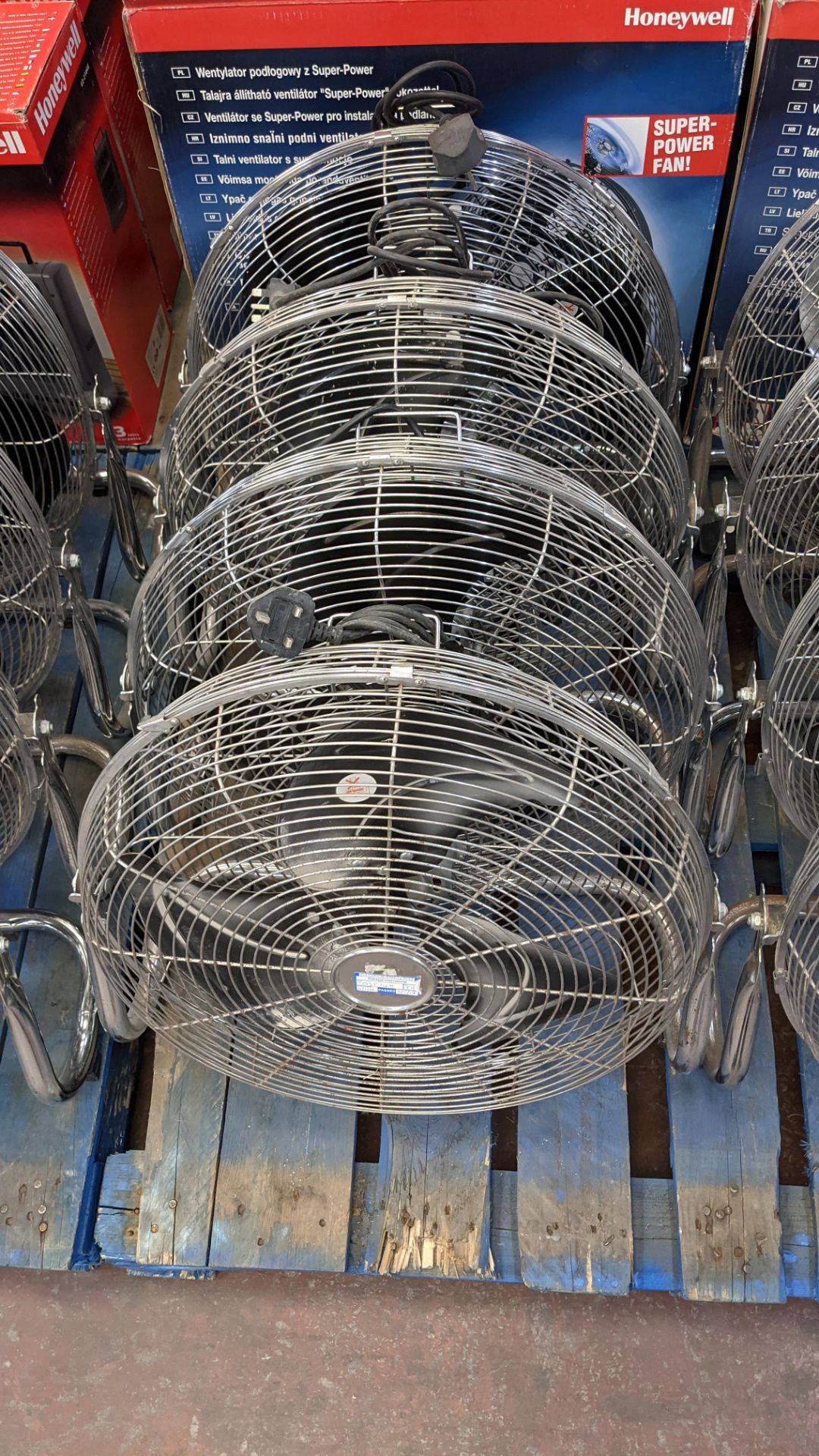 8 off Carlton high output floor fans, typically 18" or 20". As with all lots, the photos show the ac - Image 4 of 7