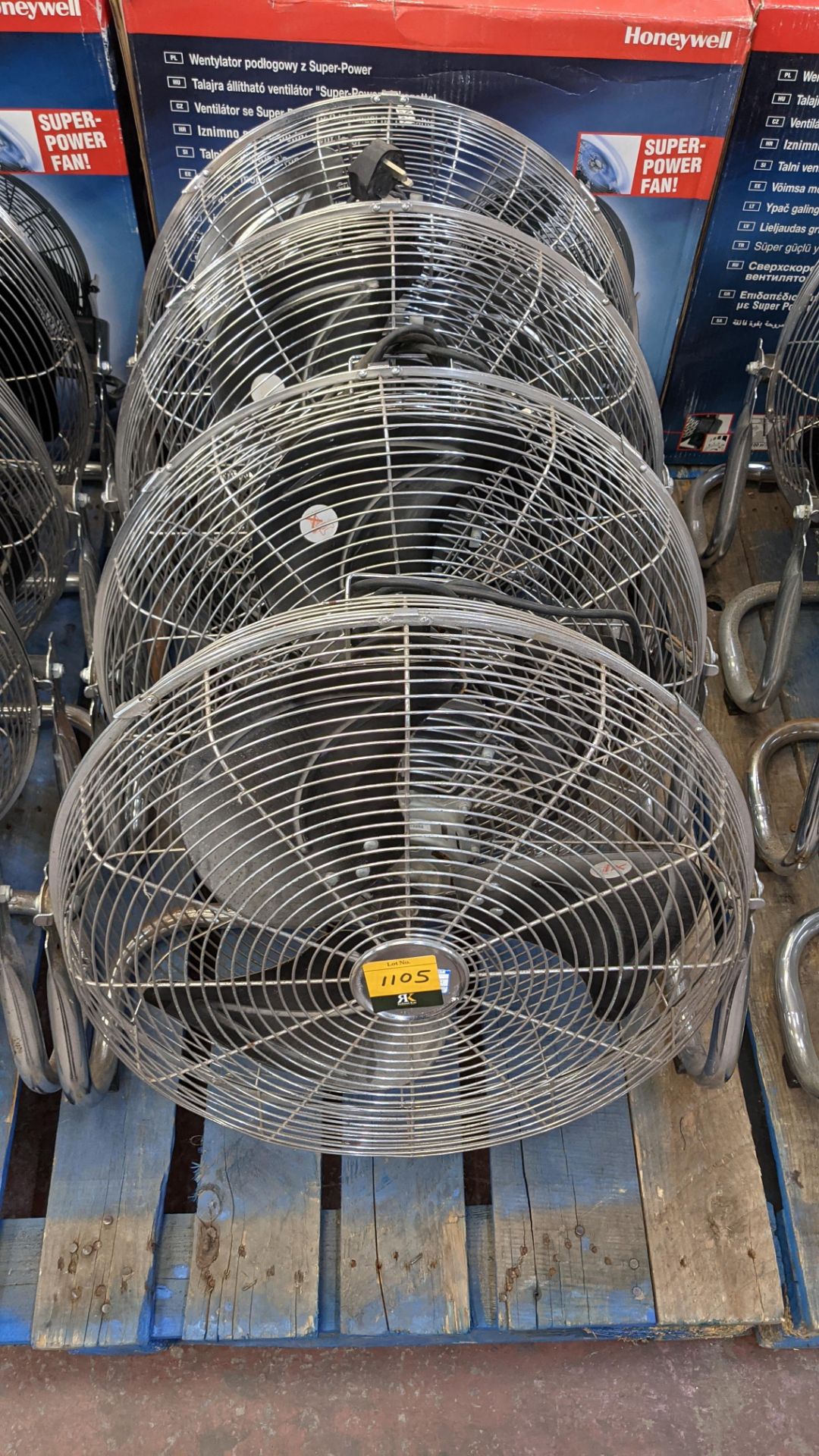 8 off Carlton high output floor fans, typically 18" or 20". As with all lots, the photos show the ac - Image 3 of 7