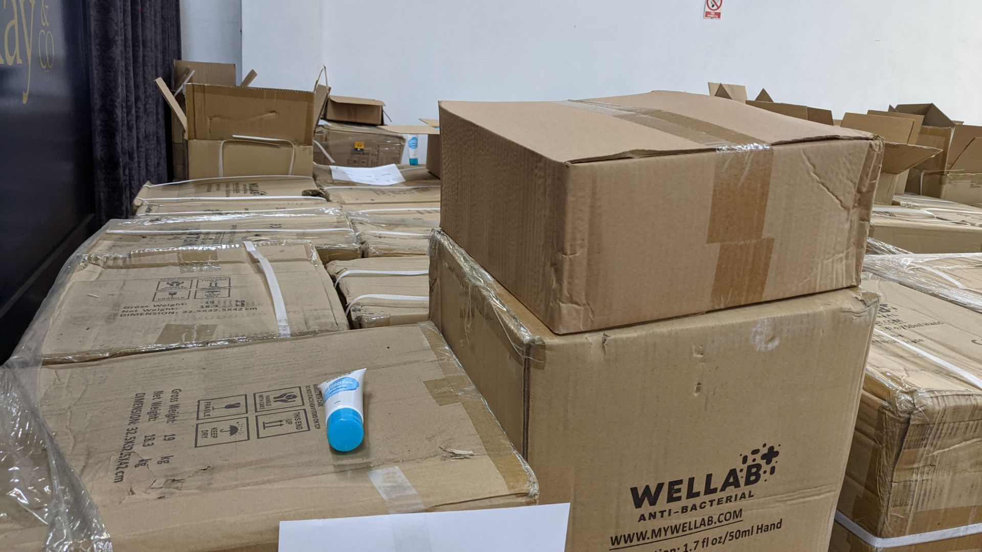 9,600 tubes of Wellab anti-bacterial alcohol based hand sanitiser. Each tube holds 50ml. 75% ethan - Image 5 of 9