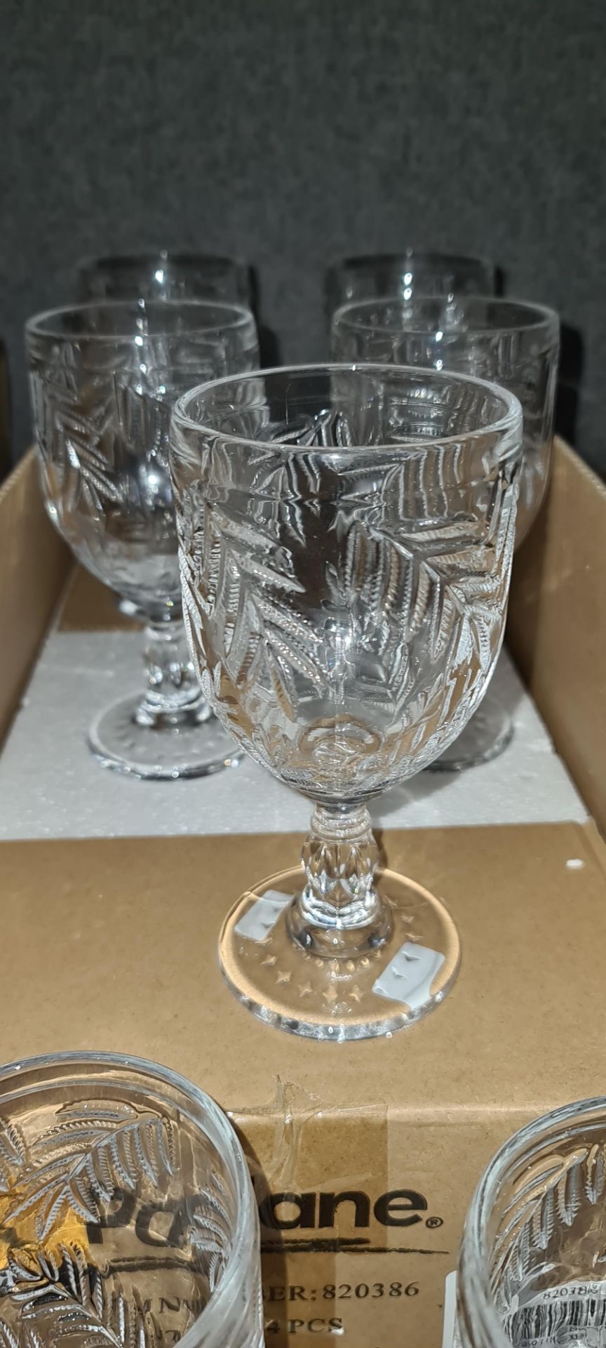 11 off wine/water goblets in leaf design, each circa 170mm tall - Image 3 of 3