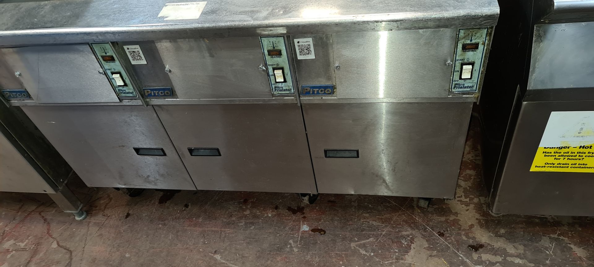 Pitco Frialator stainless steel large mobile triple fryer system (3 x SE14R) - Image 3 of 8