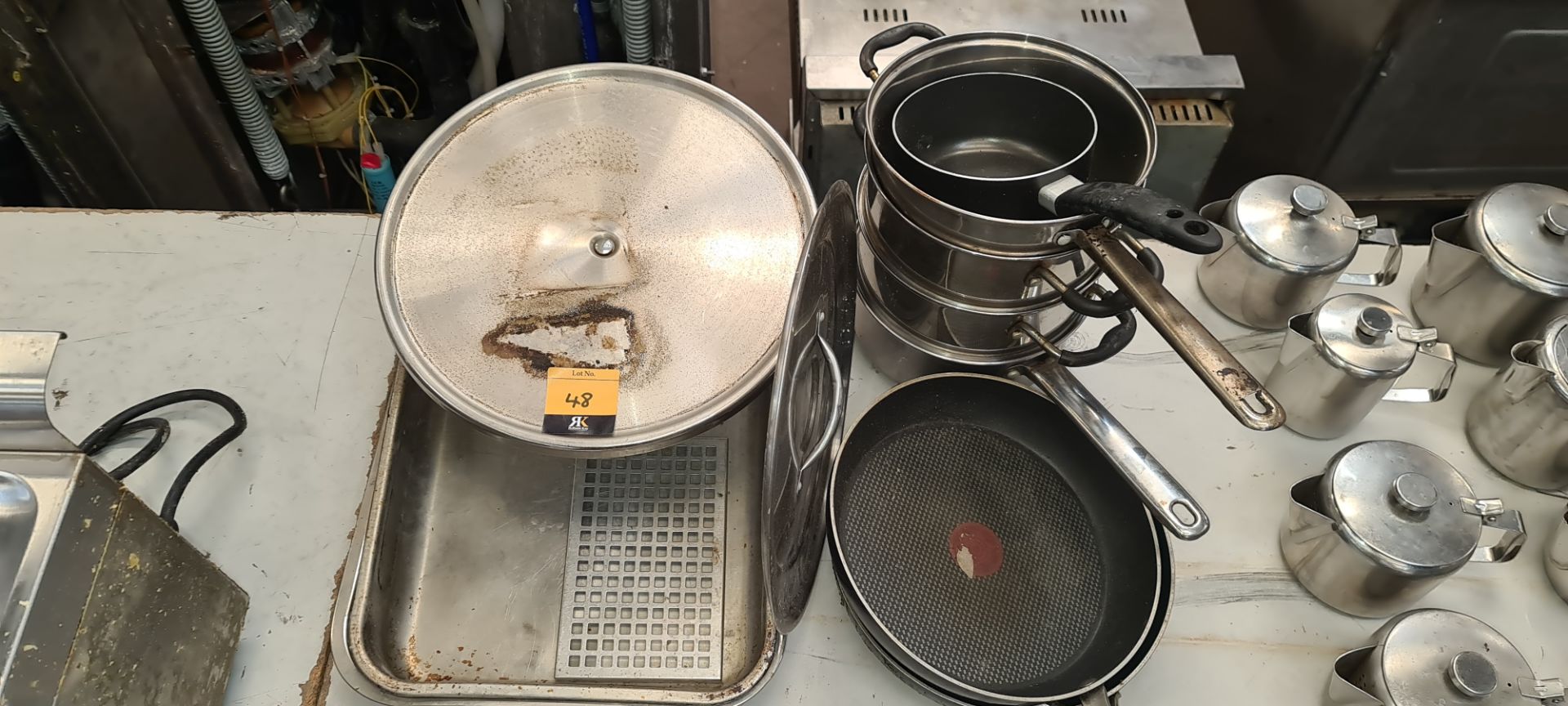 Mixed lot comprising cake stand, trays, pans & lid - Image 4 of 4