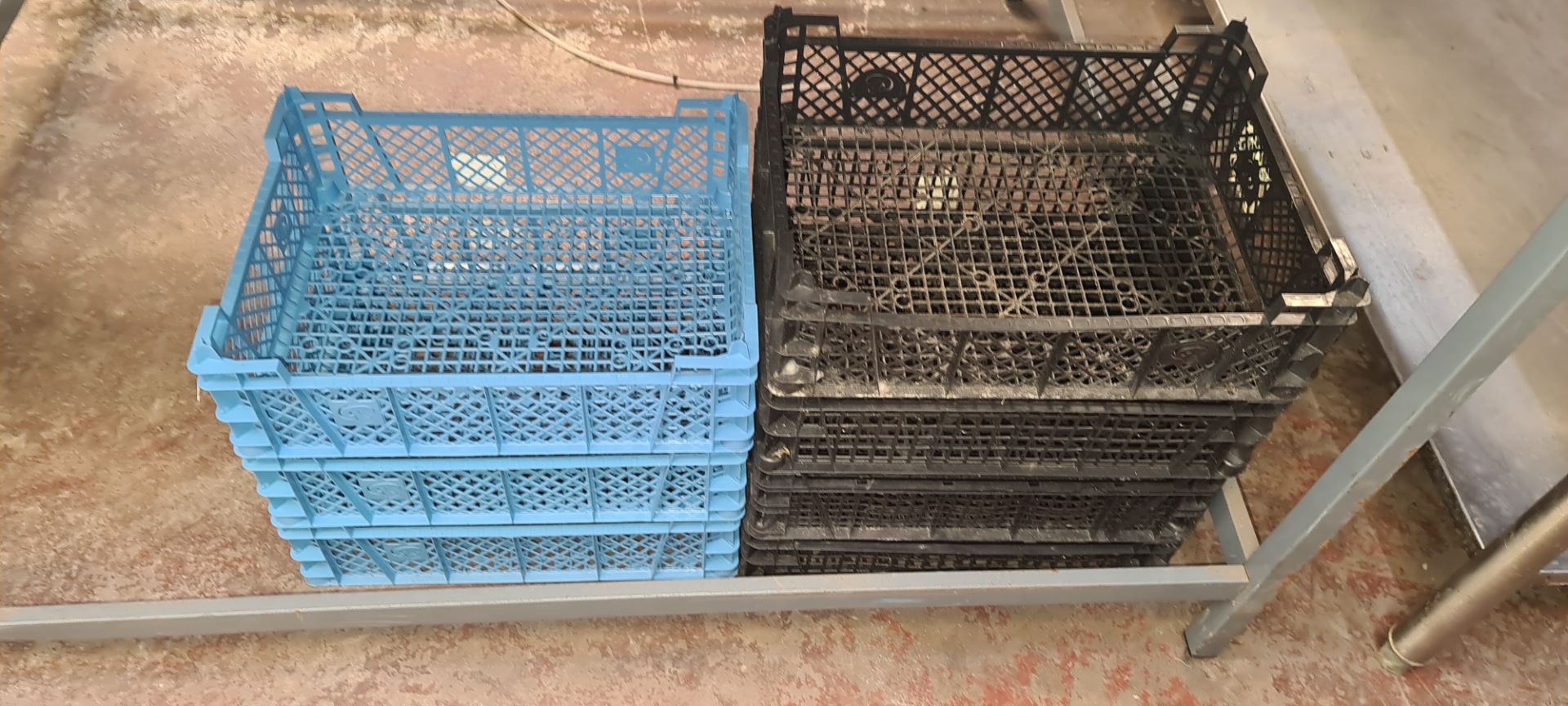 4 stacks of assorted plastic trays & baskets - Image 3 of 3