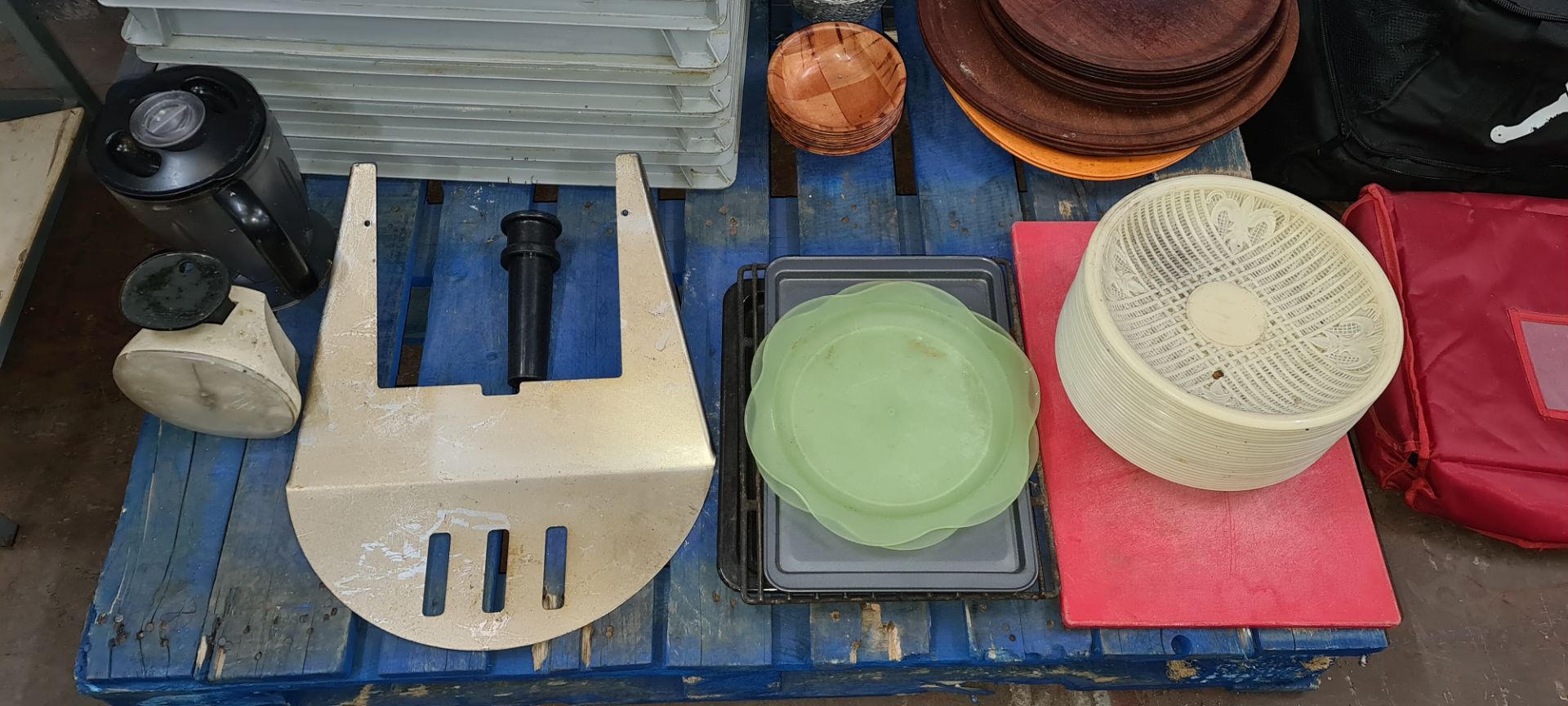 Miscellaneous lot comprising trays, baskets, insulated food bags & pair of assorted barstools - Image 4 of 7