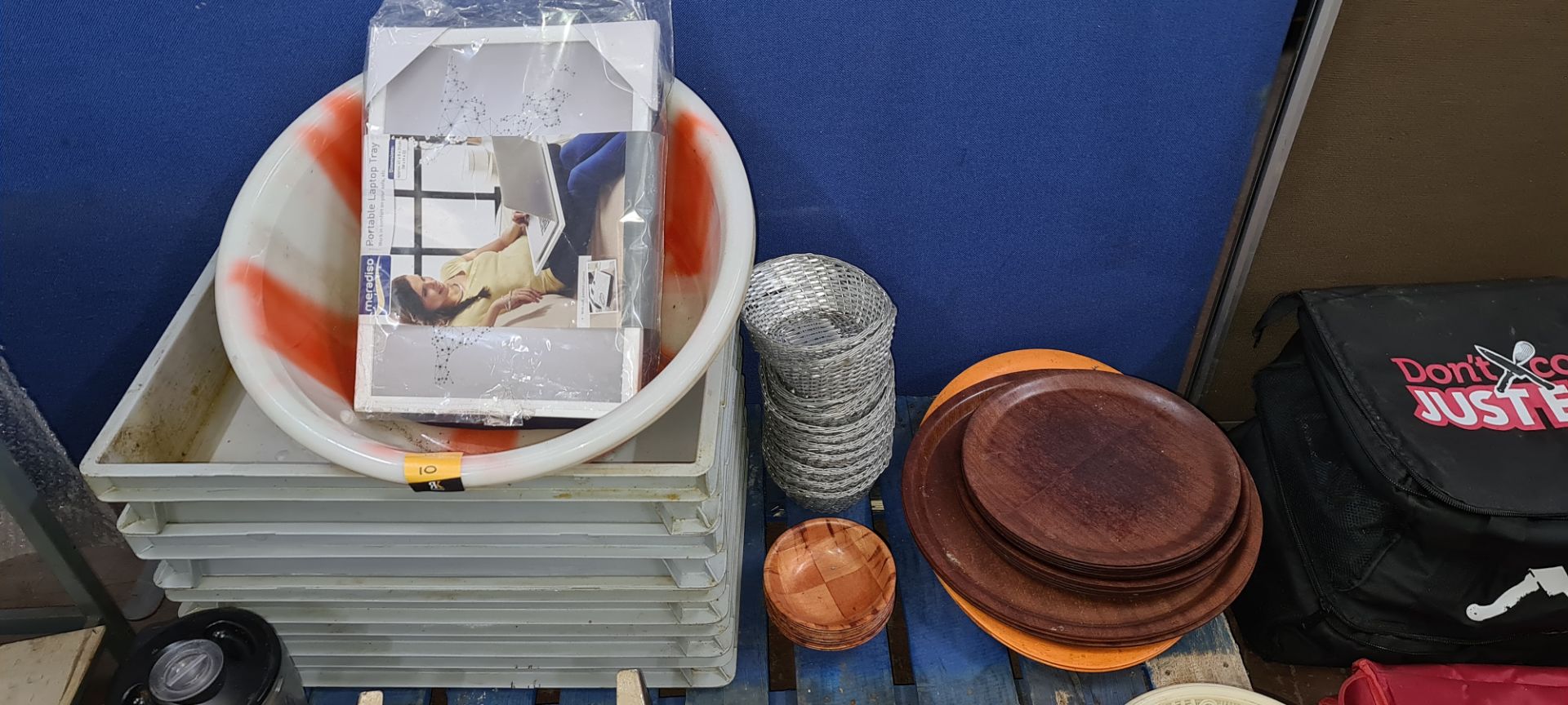 Miscellaneous lot comprising trays, baskets, insulated food bags & pair of assorted barstools - Image 3 of 7