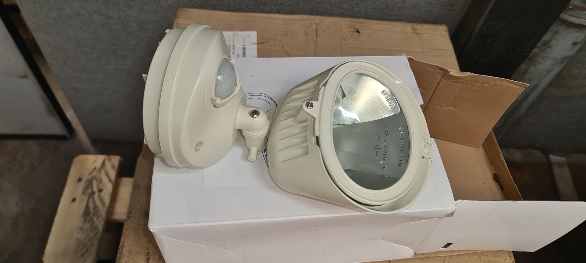 13 off 150w floodlights with 110° PIR detection angle - Image 4 of 4