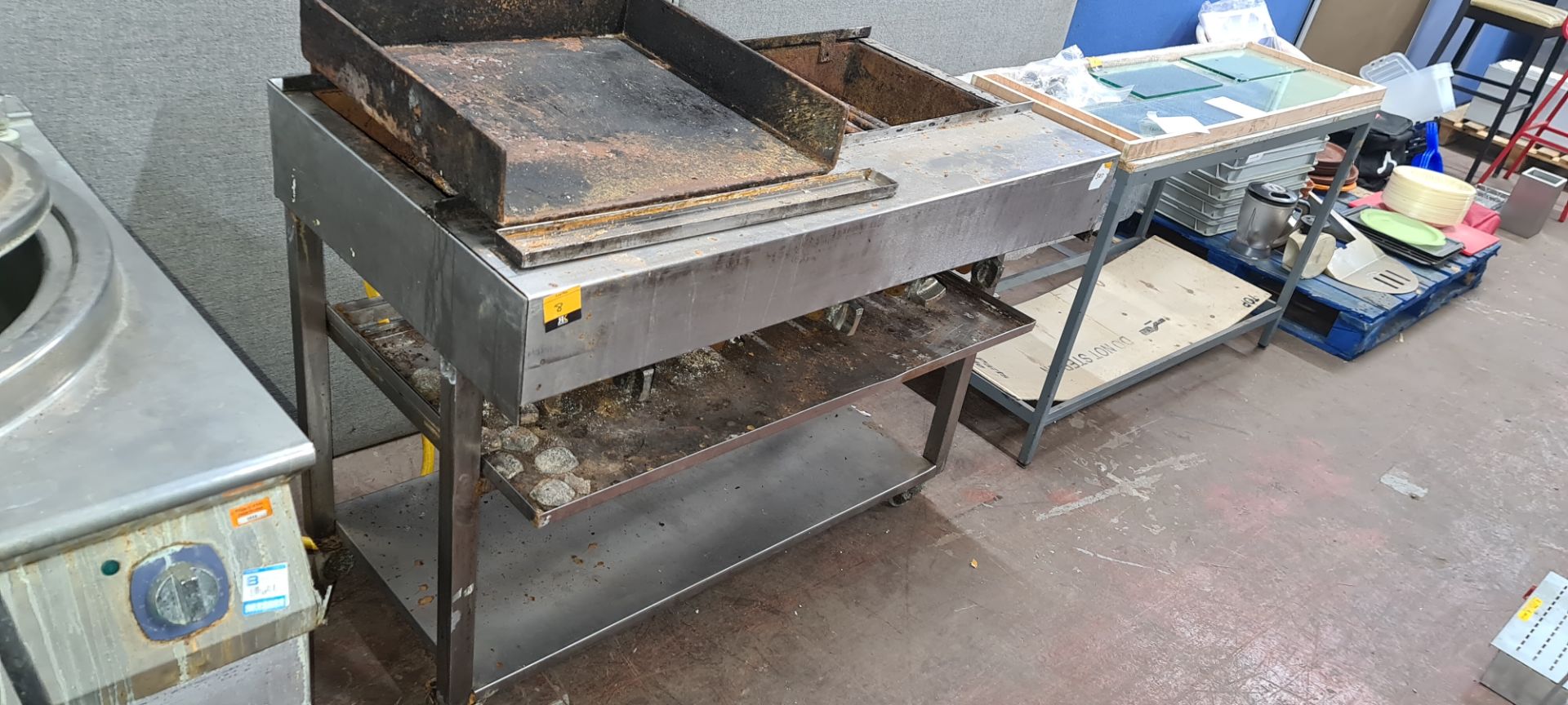 Large gas barbeque system