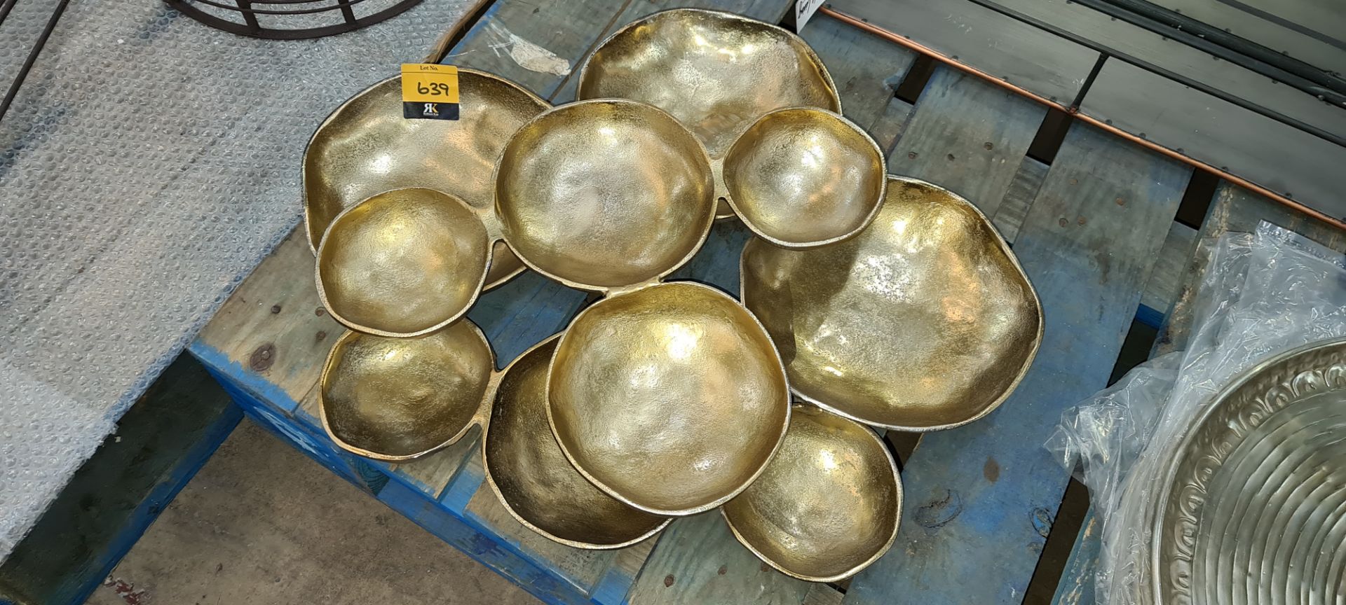 Large metal multi-bowl decorative unit