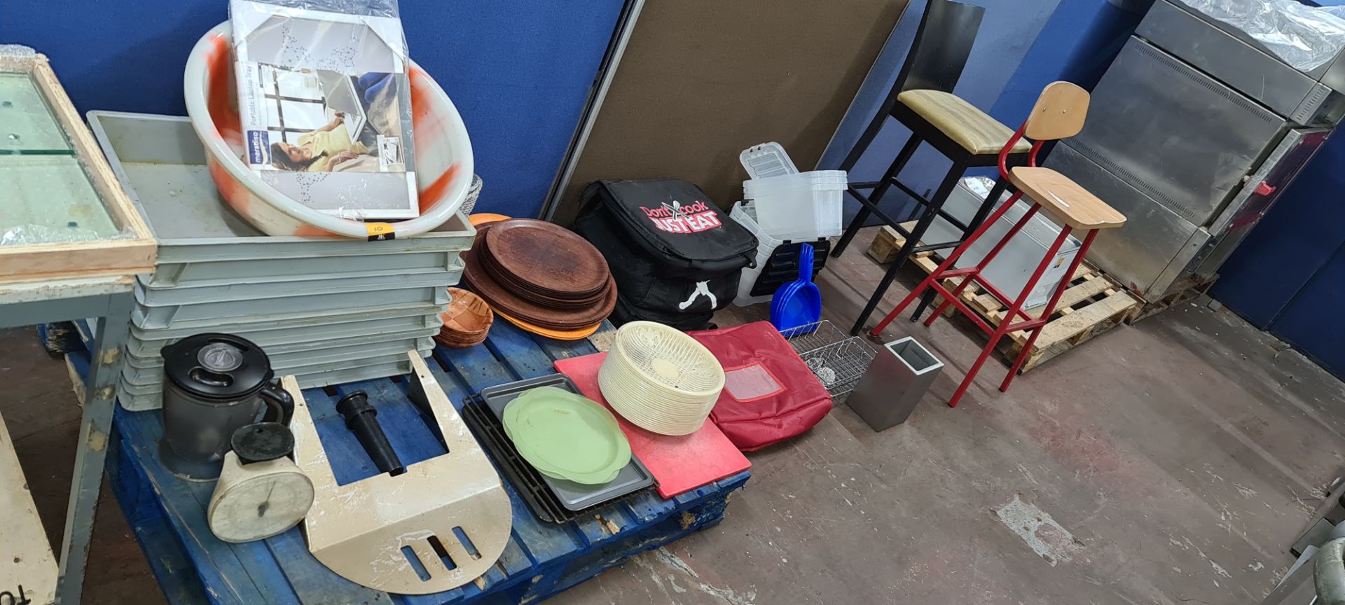 Miscellaneous lot comprising trays, baskets, insulated food bags & pair of assorted barstools