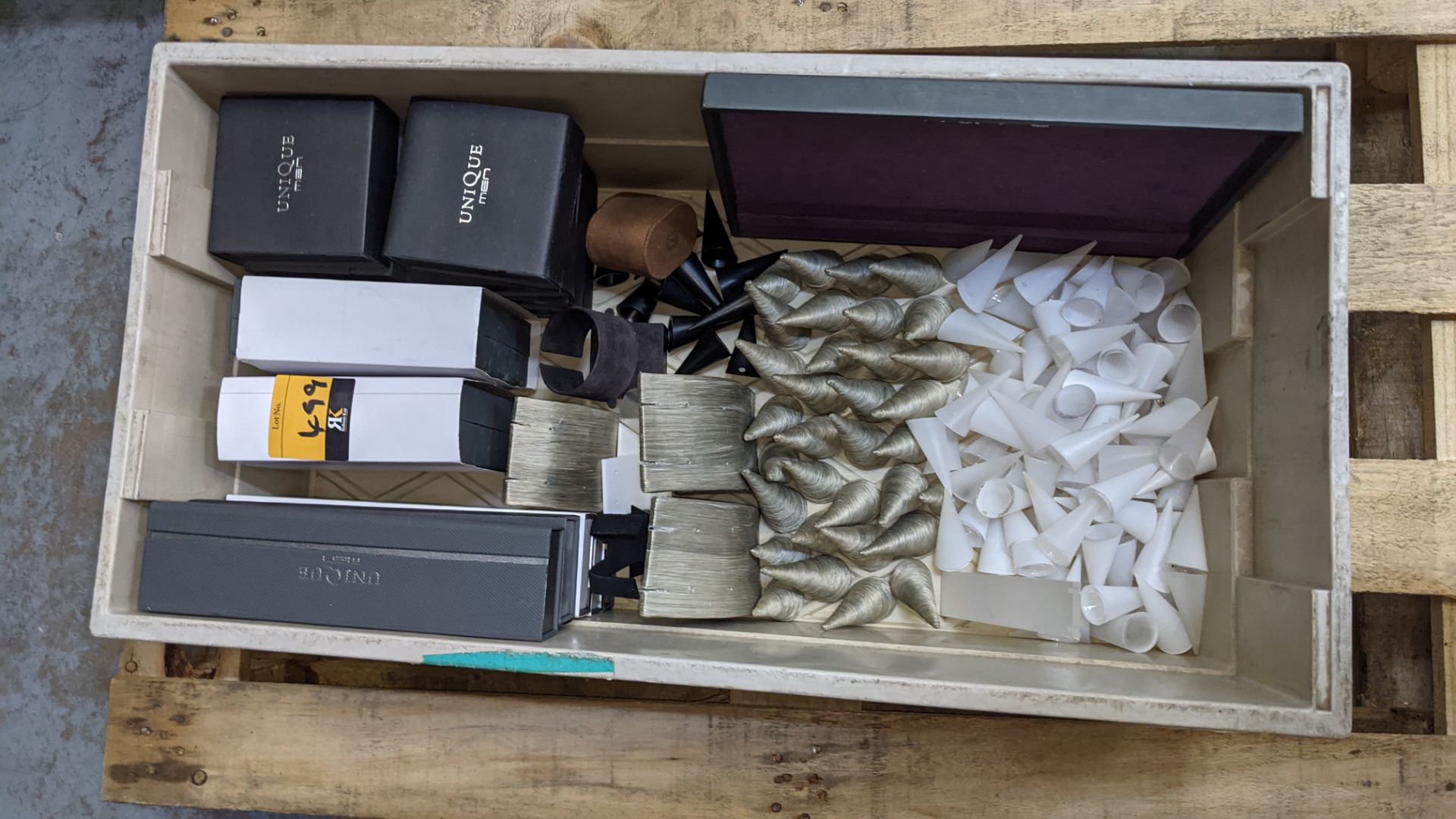 Contents of a crate of assorted jewellery gift boxes, trays & display stands - crate excluded - Image 10 of 11