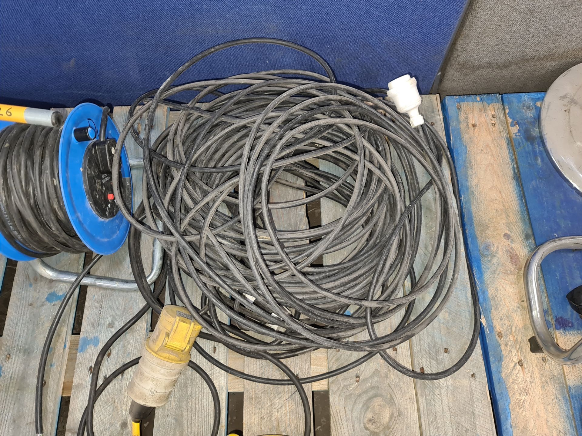 Quantity of electrical cable comprising 110v extension leads & other cable plus 13amp multi-socket e - Image 5 of 7