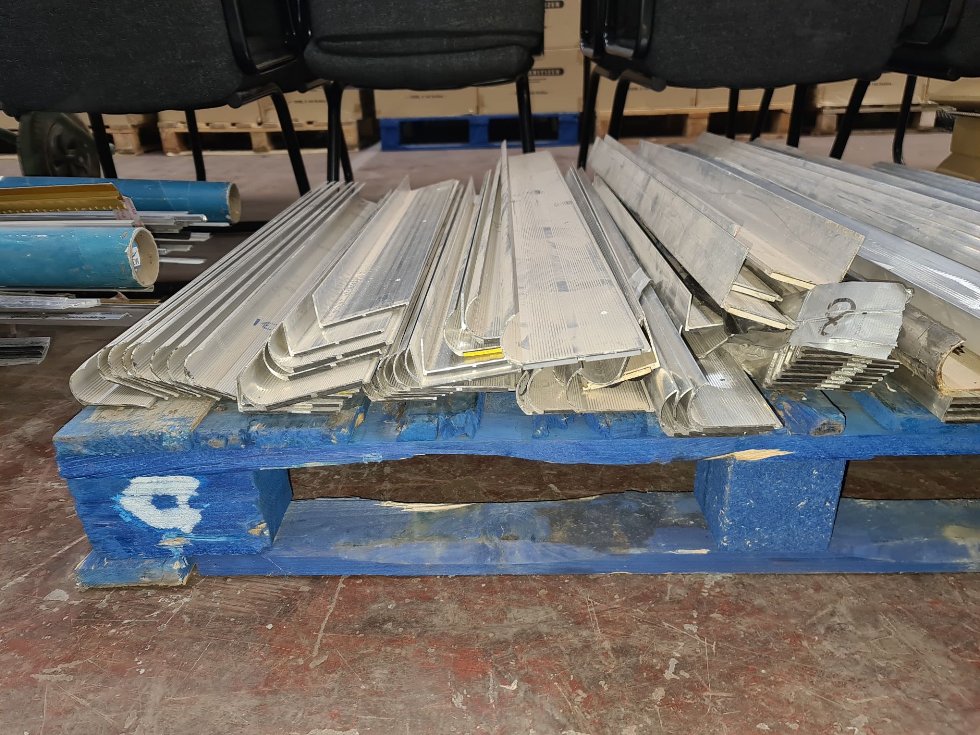 Large quantity of aluminium edging strip for use with assorted flooring - Image 6 of 6