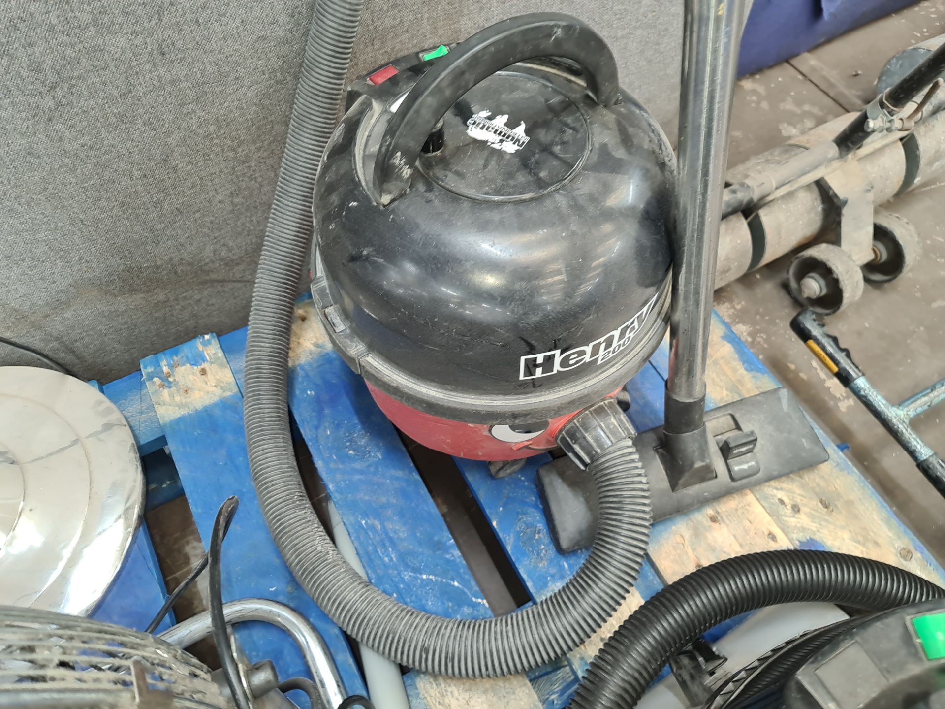 Henry 200 vacuum cleaner - Image 2 of 5