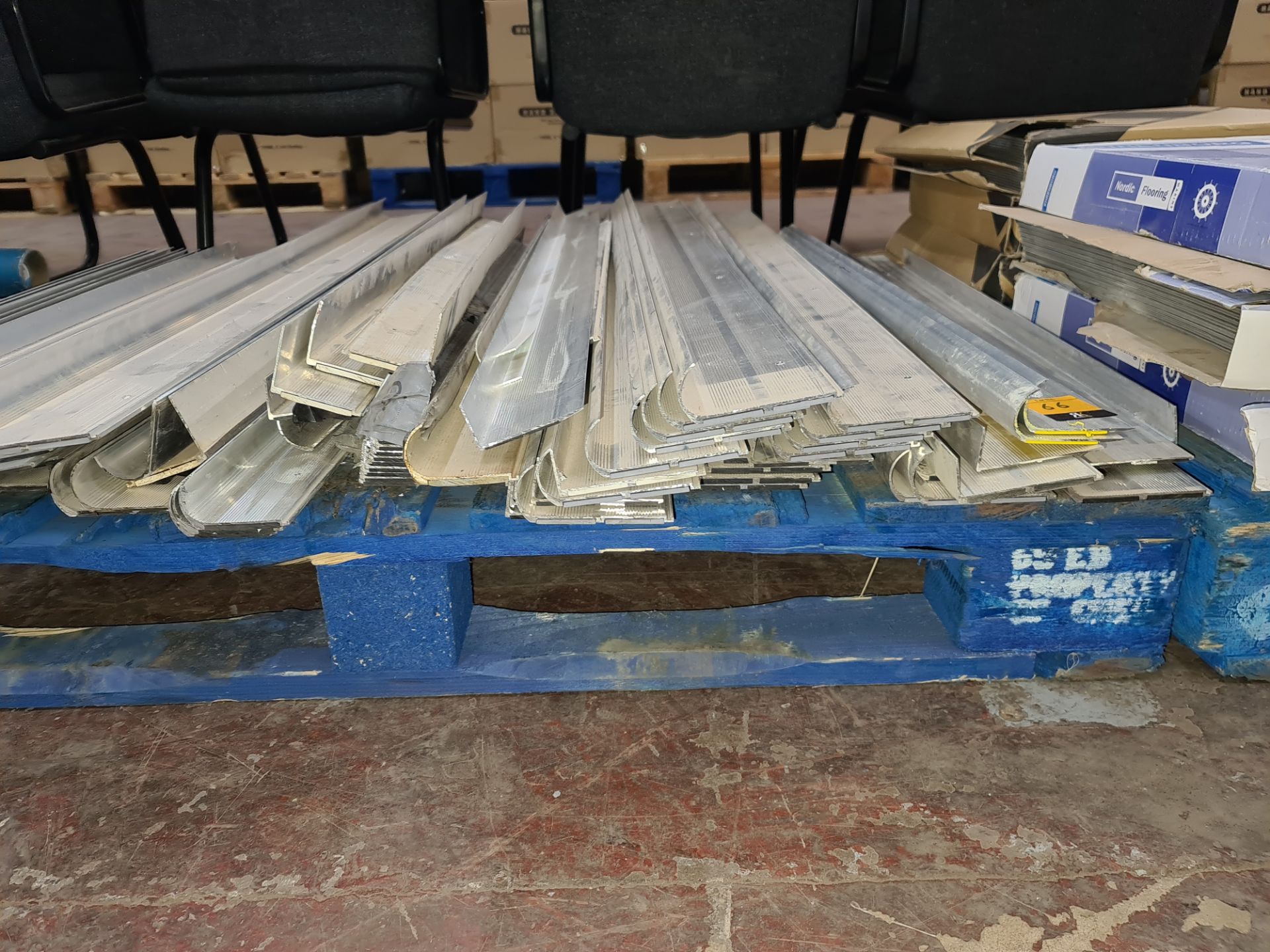 Large quantity of aluminium edging strip for use with assorted flooring - Image 5 of 6