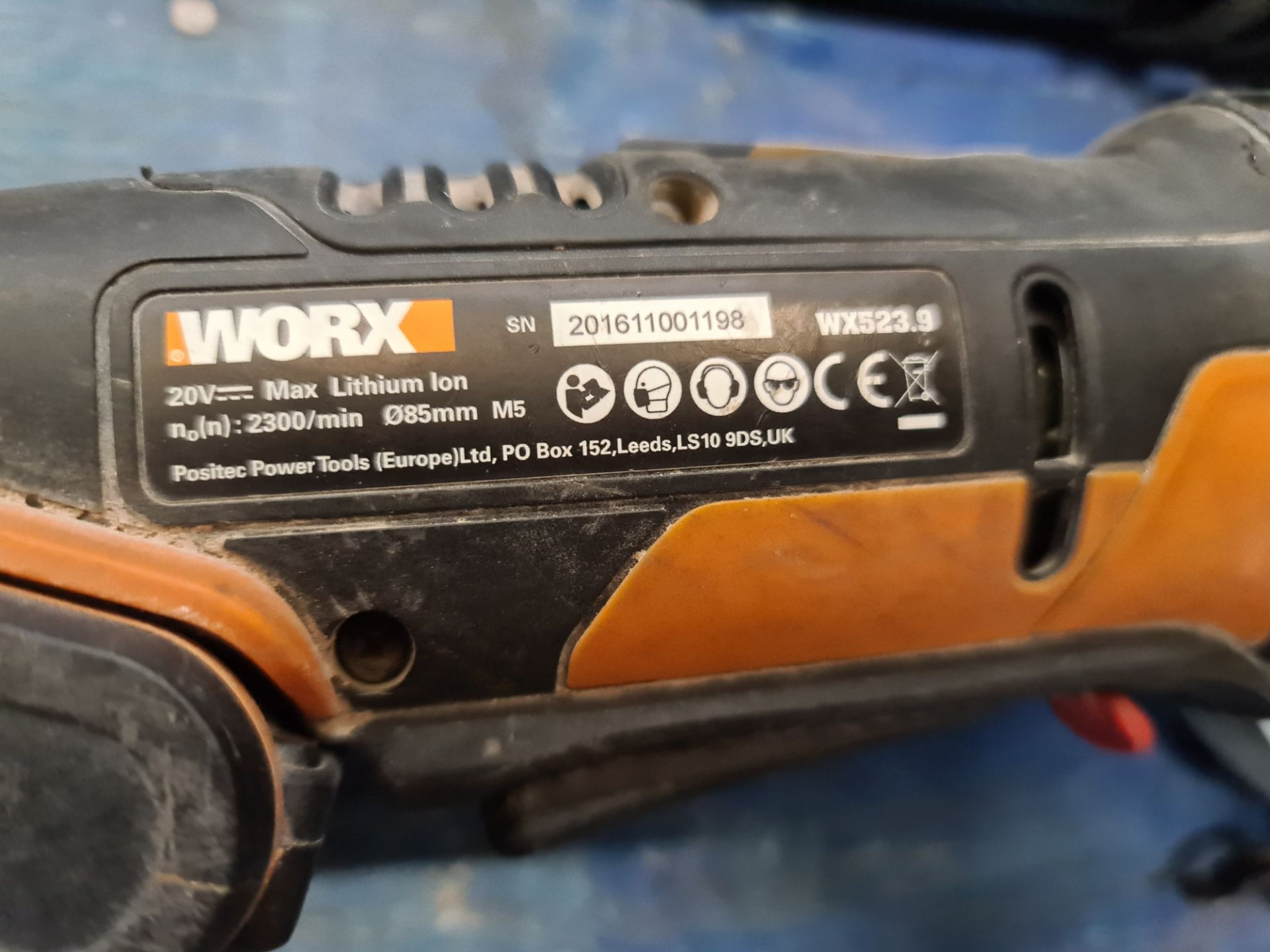 Worx 20v cordless angle grinder with Laserguide plus 2 batteries & battery charger - Image 3 of 6