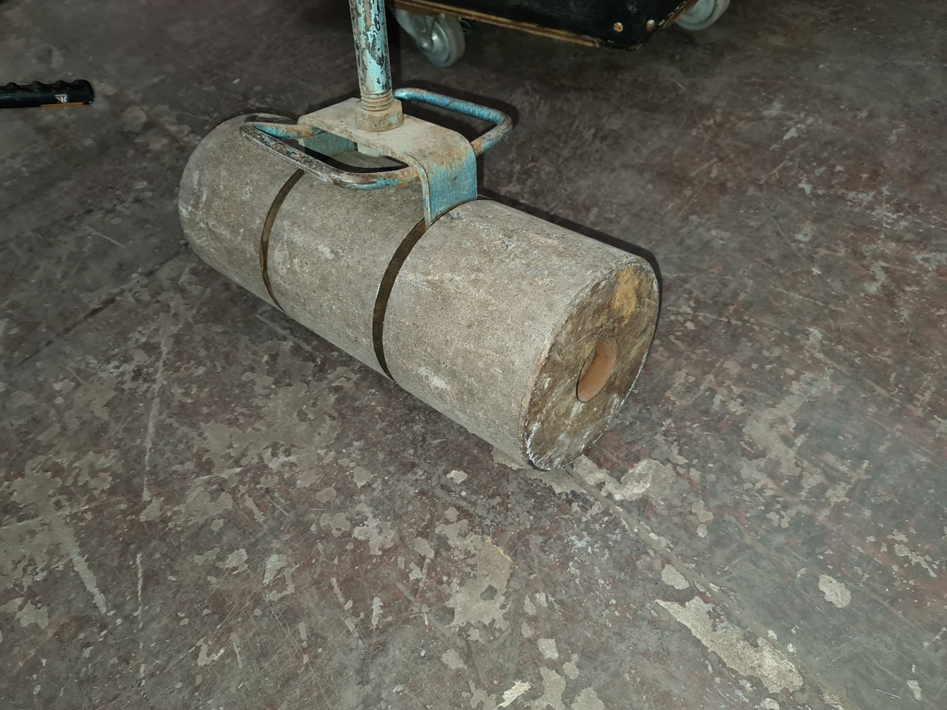 Heavy-duty floor roller for use with the laying of vinyl flooring & similar - Image 3 of 4