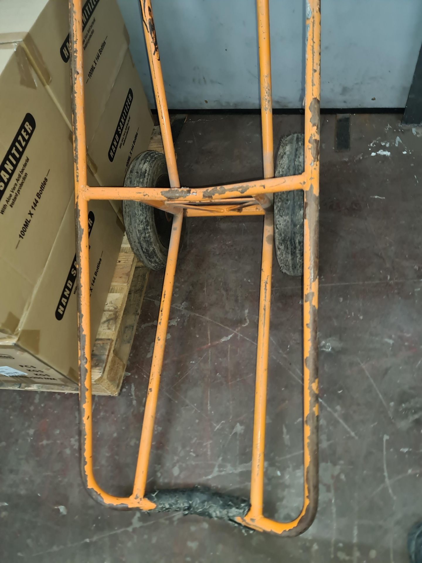 Long trolley for use with handling rolls of carpet, vinyl flooring, artificial turf & similar - Image 2 of 4