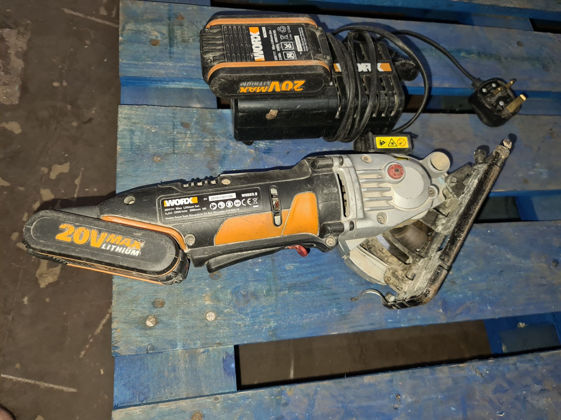 Worx 20v cordless angle grinder with Laserguide plus 2 batteries & battery charger - Image 2 of 6