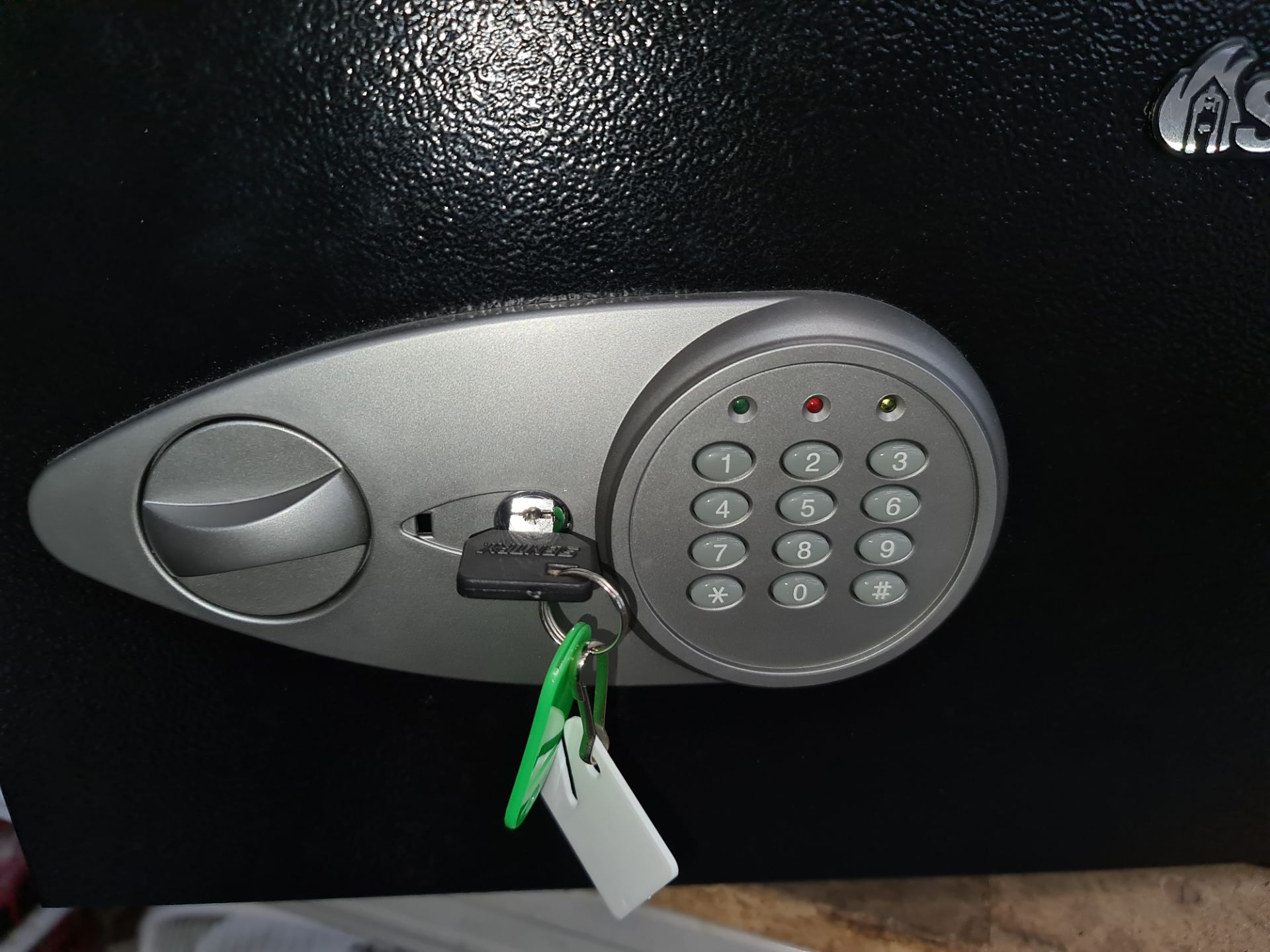 Sentrysafe desktop pushbutton safe NB. Includes key & removable shelf & can be bolted to the wall or - Image 2 of 6