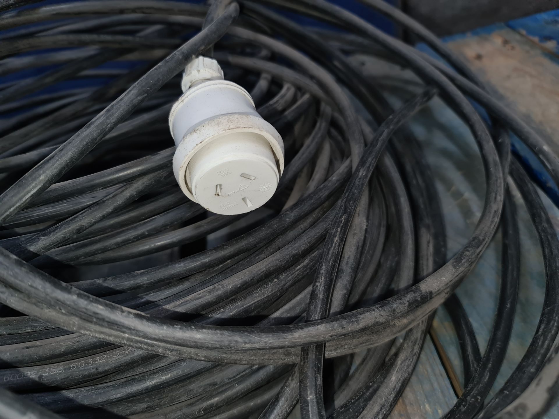 Quantity of electrical cable comprising 110v extension leads & other cable plus 13amp multi-socket e - Image 6 of 7