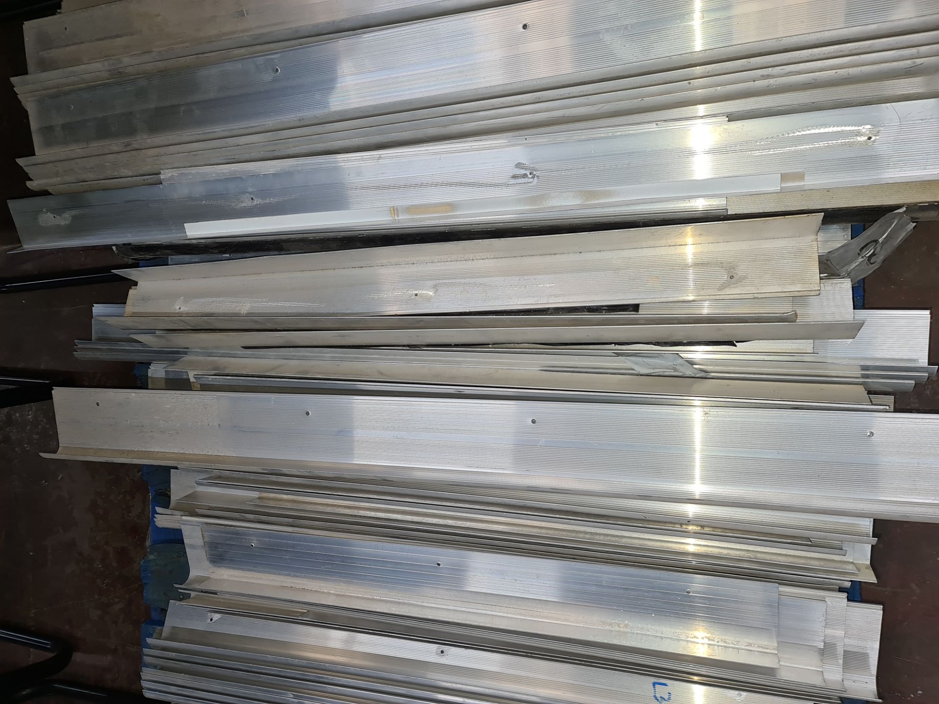 Large quantity of aluminium edging strip for use with assorted flooring - Image 3 of 6