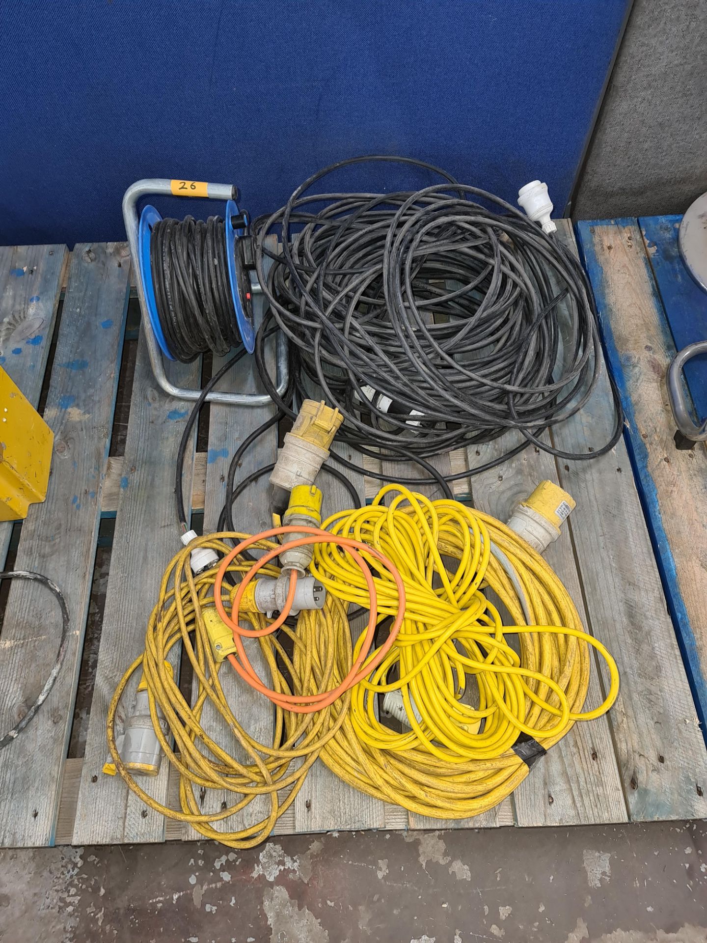 Quantity of electrical cable comprising 110v extension leads & other cable plus 13amp multi-socket e