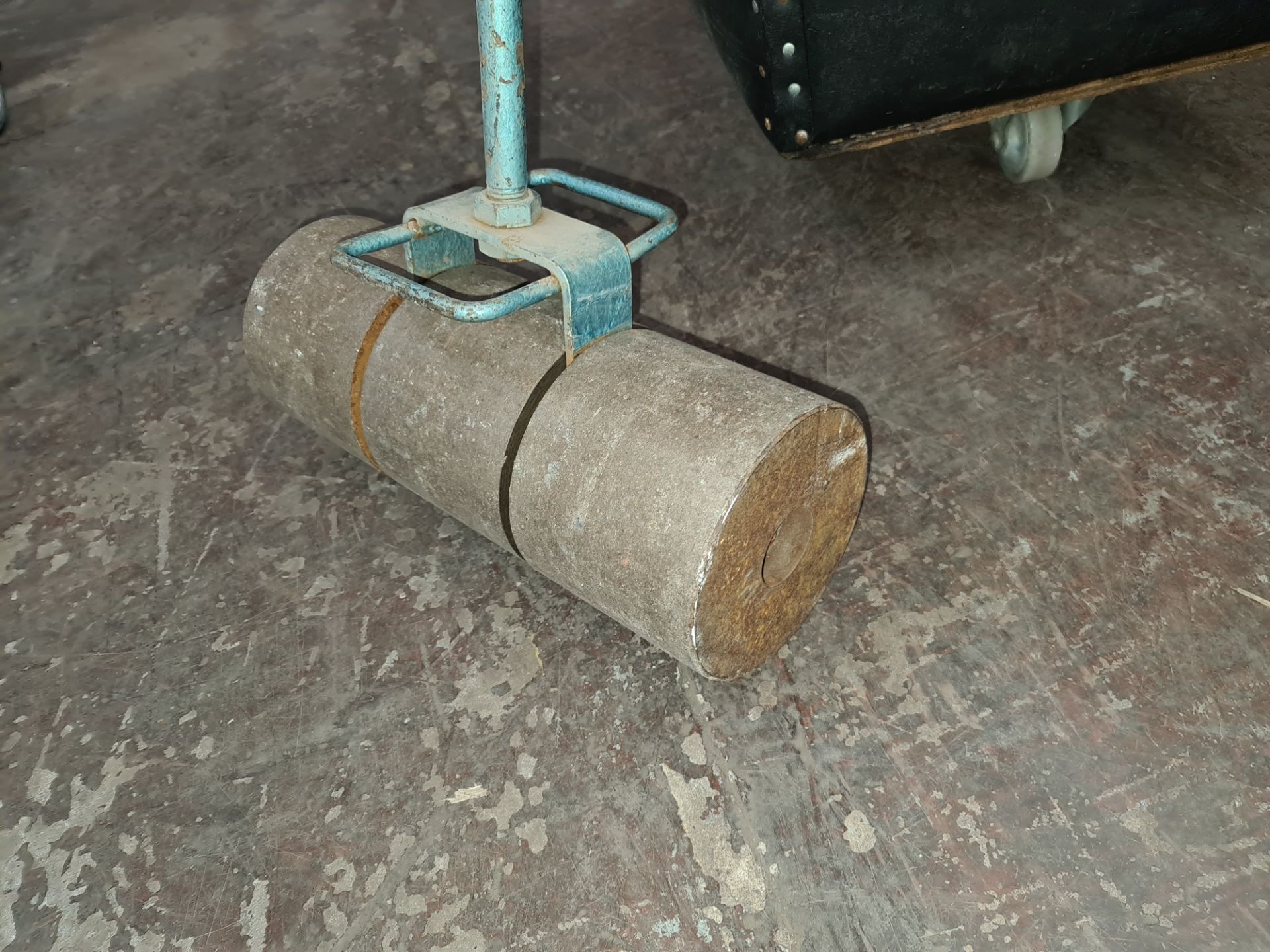 Heavy-duty floor roller for use with the laying of vinyl flooring & similar - Image 3 of 4