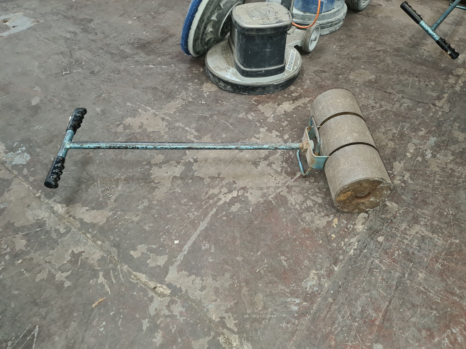 Heavy-duty floor roller for use with the laying of vinyl flooring & similar - Image 4 of 4