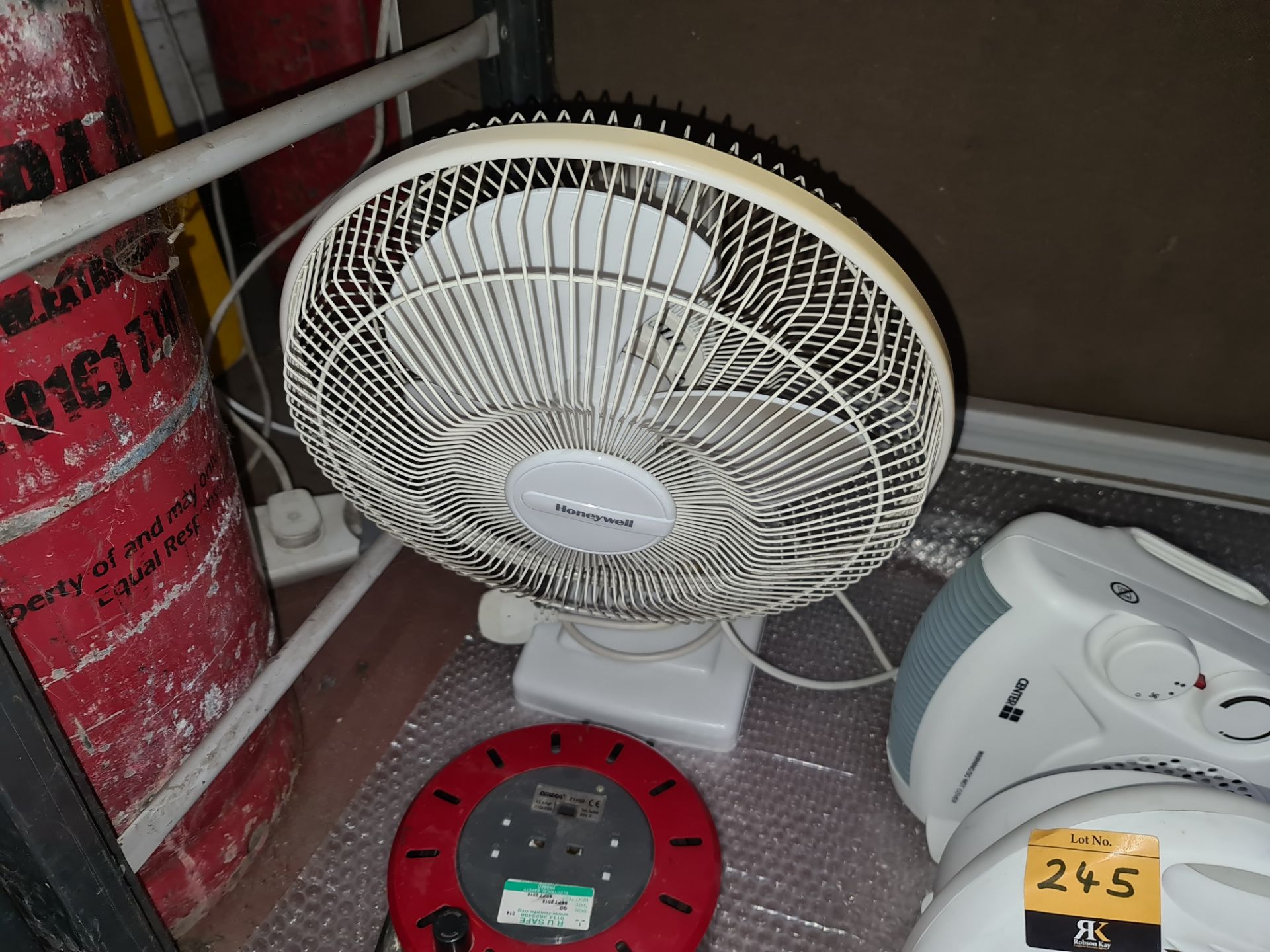 Miscellaneous lot comprising desk fan, electrical extension lead, 2 off small fan heaters, mini pump - Image 3 of 6