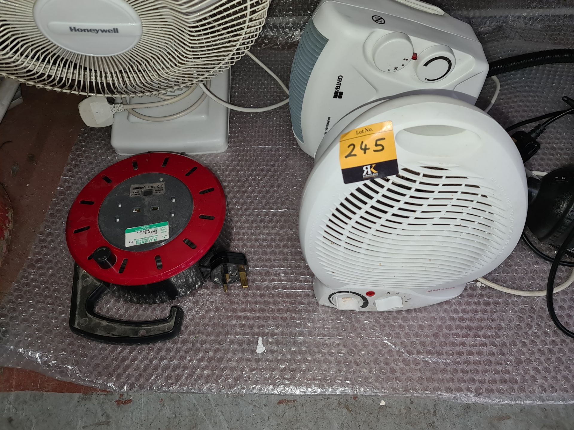 Miscellaneous lot comprising desk fan, electrical extension lead, 2 off small fan heaters, mini pump - Image 2 of 6