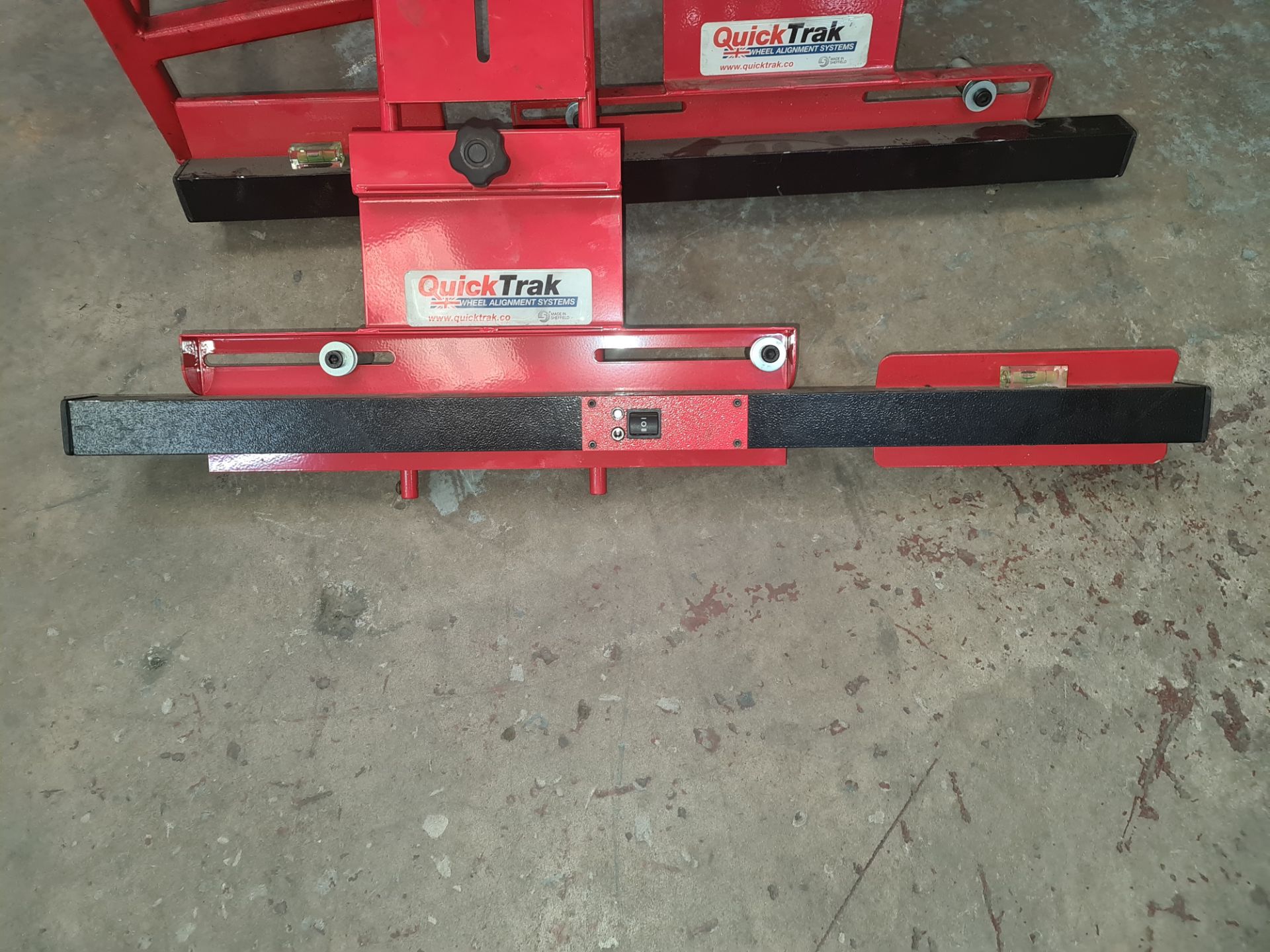 Quicktrak 2-wheel laser alignment gauge plus 4 off alignment tables. This lot is being sold on behal - Image 6 of 8