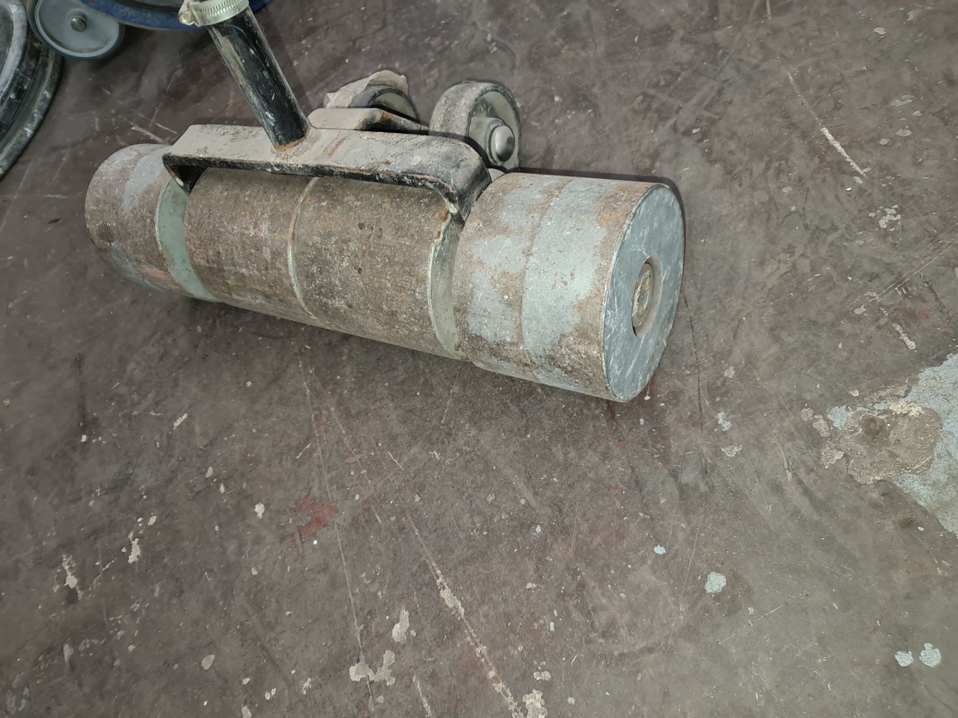 Heavy-duty floor roller for use with the laying of vinyl flooring & similar - Image 3 of 4