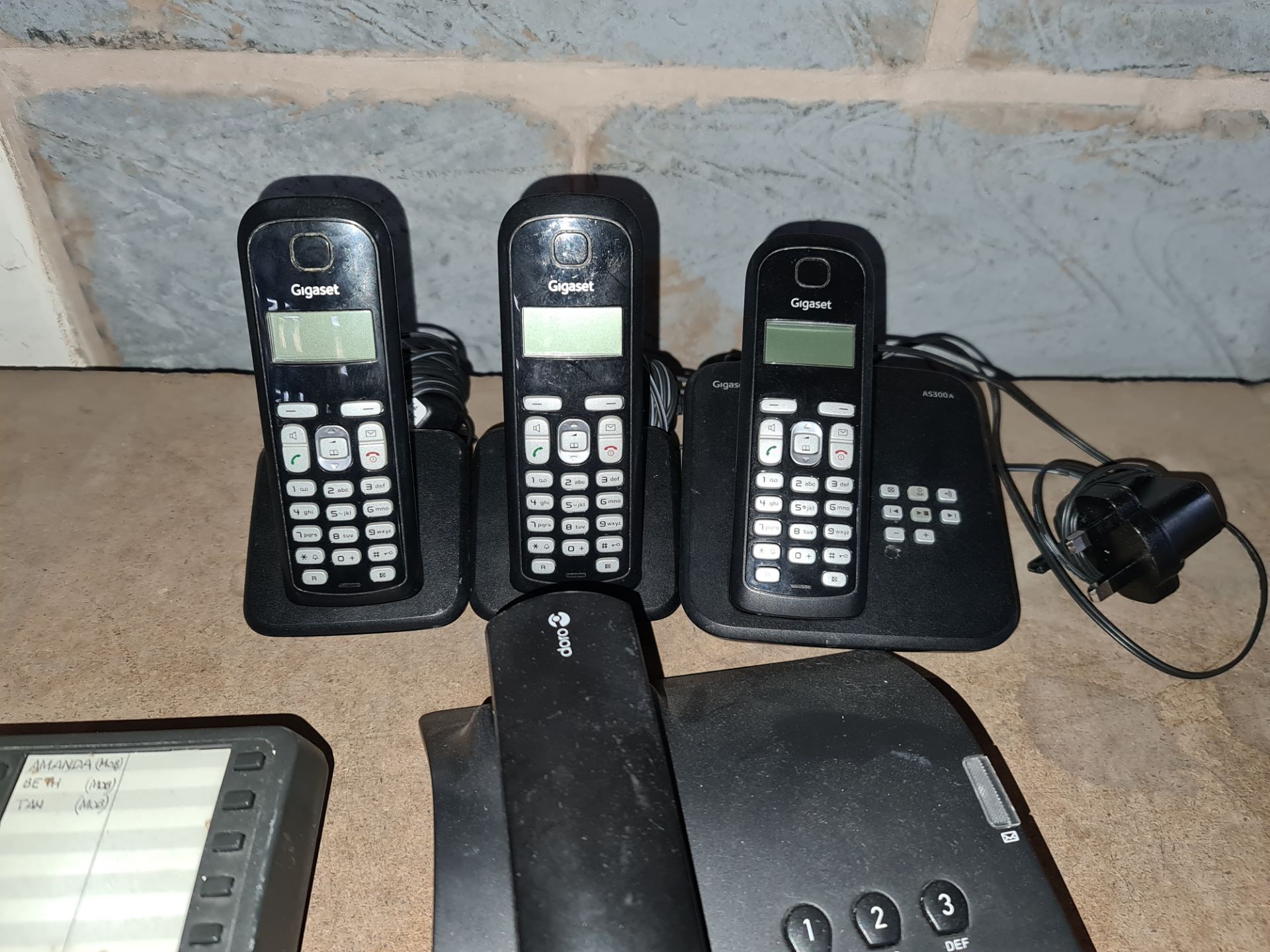 Telephone handsets comprising 5 DECT handsets, 3 DECT base stations & 2 regular telephone handsets - Image 4 of 4