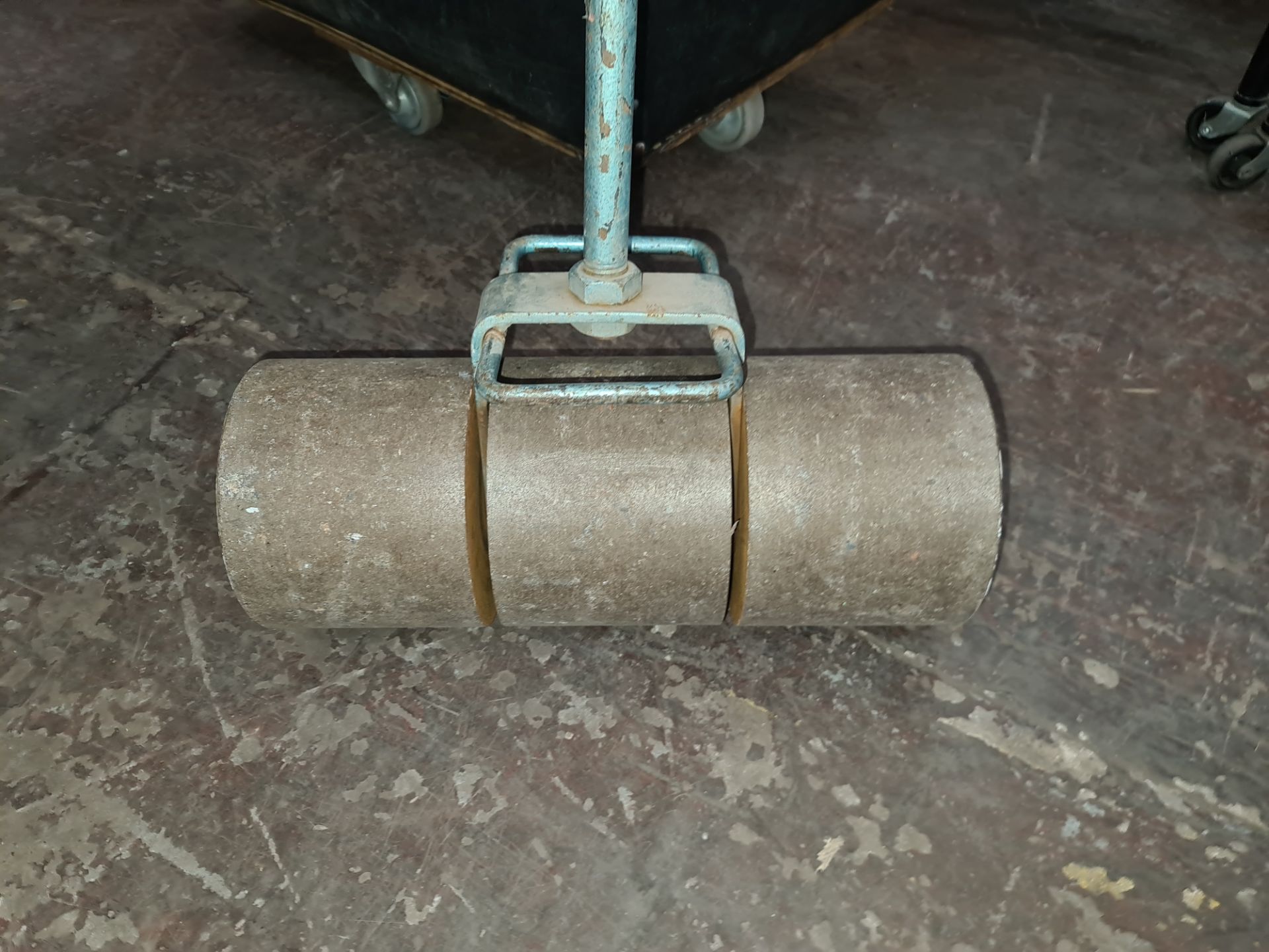 Heavy-duty floor roller for use with the laying of vinyl flooring & similar - Image 2 of 4