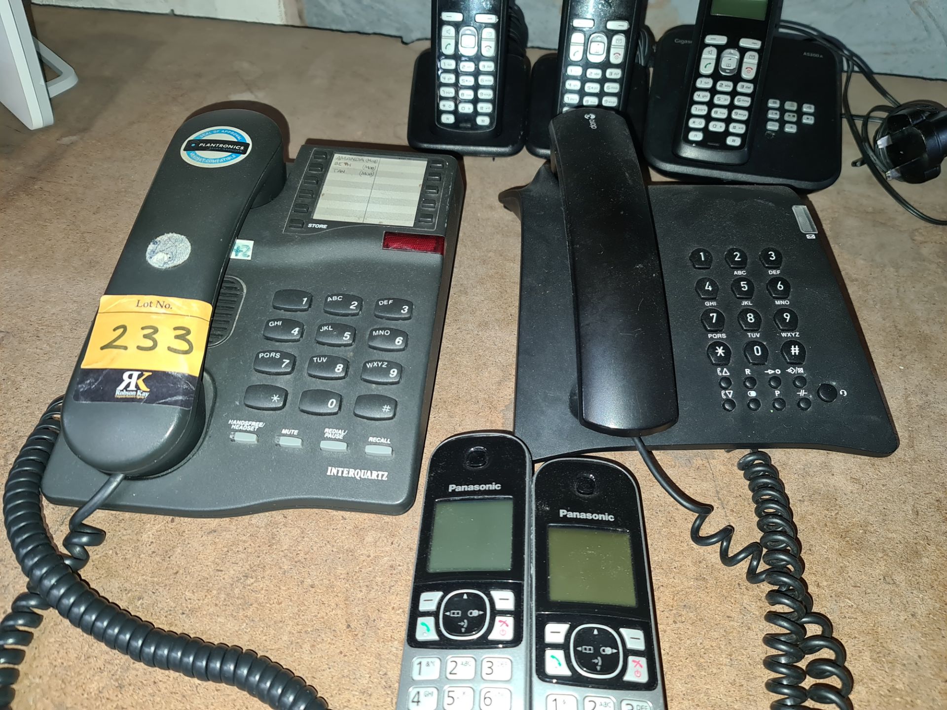 Telephone handsets comprising 5 DECT handsets, 3 DECT base stations & 2 regular telephone handsets - Image 3 of 4