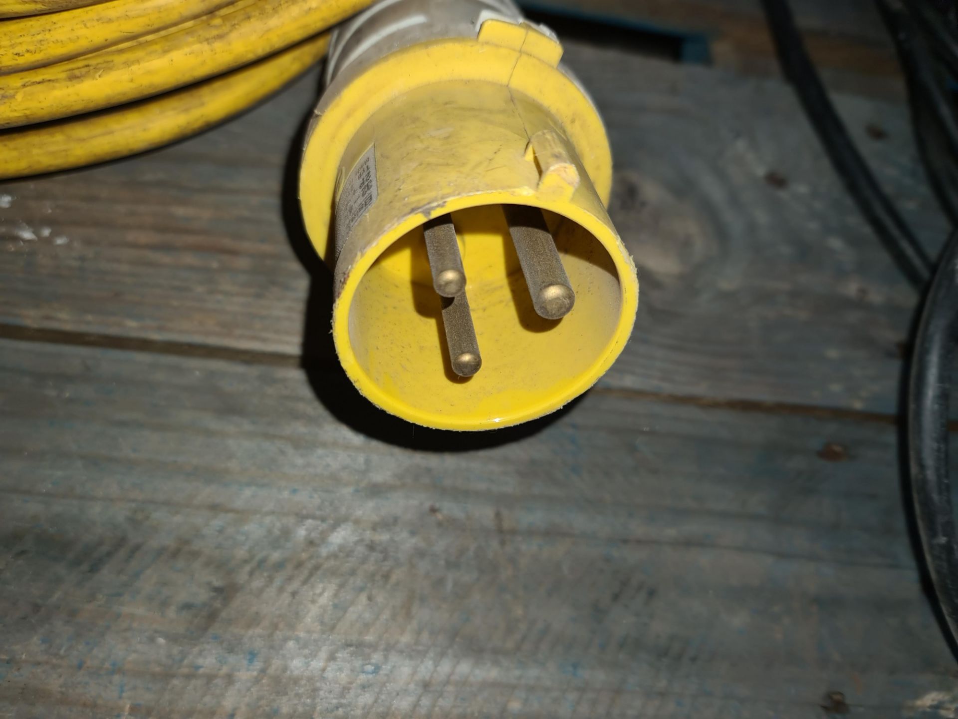 Quantity of electrical cable comprising 110v extension leads & other cable plus 13amp multi-socket e - Image 4 of 7