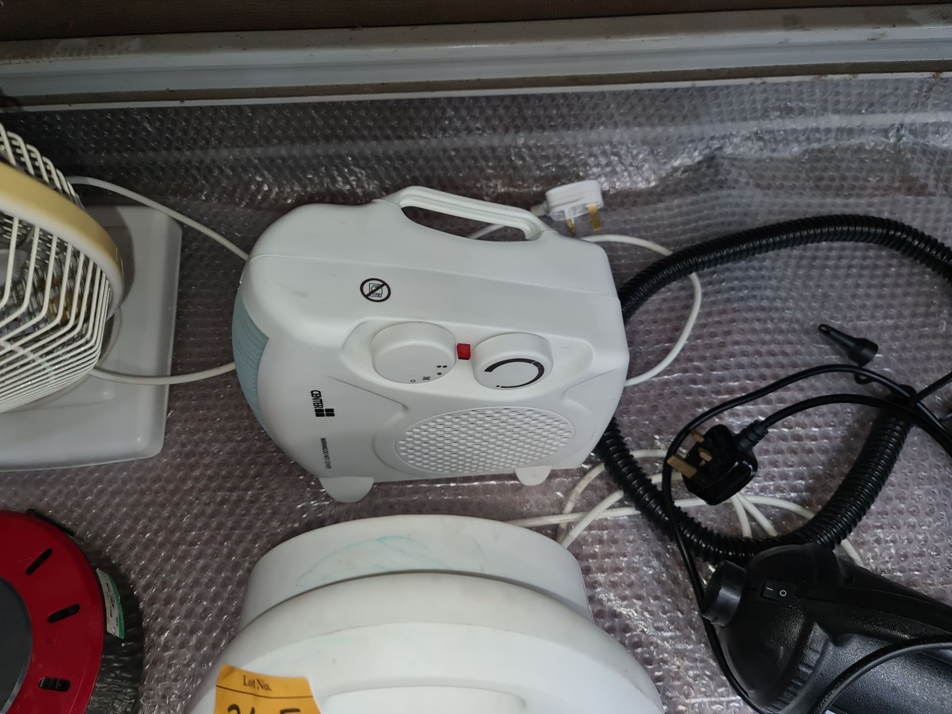 Miscellaneous lot comprising desk fan, electrical extension lead, 2 off small fan heaters, mini pump - Image 4 of 6