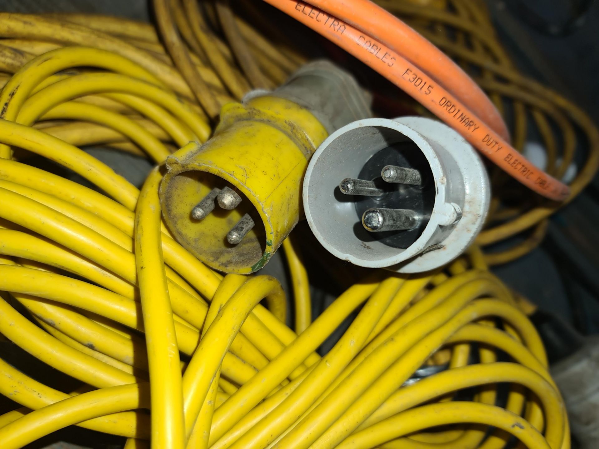 Quantity of electrical cable comprising 110v extension leads & other cable plus 13amp multi-socket e - Image 3 of 7