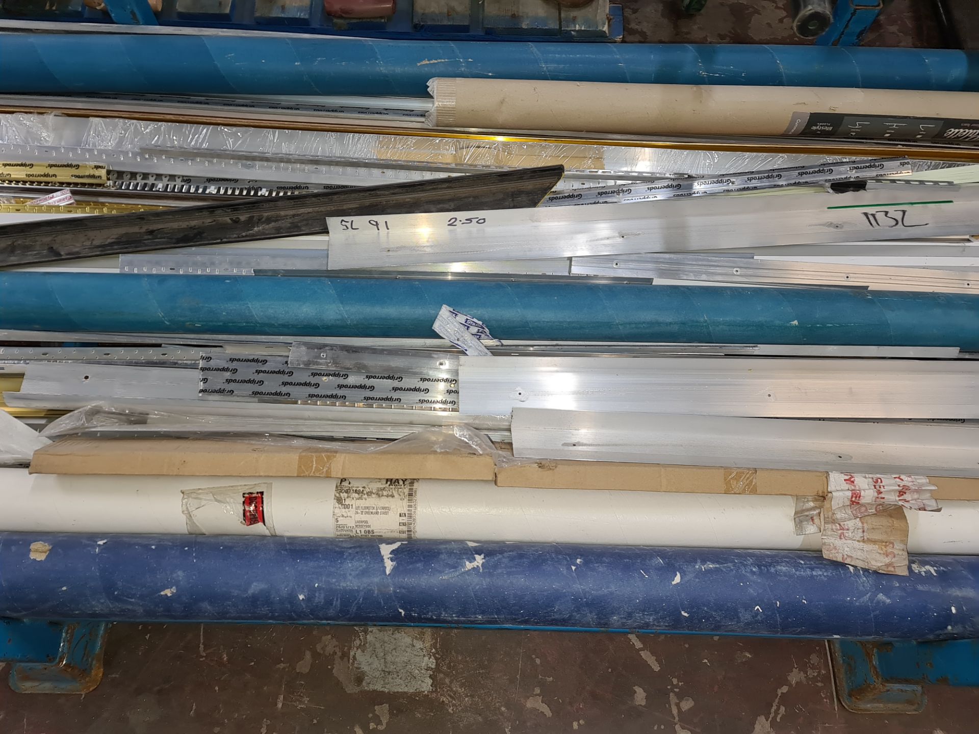 Contents of a stillage of assorted gripper rod, edging strip & other carpet related materials - stil - Image 3 of 7