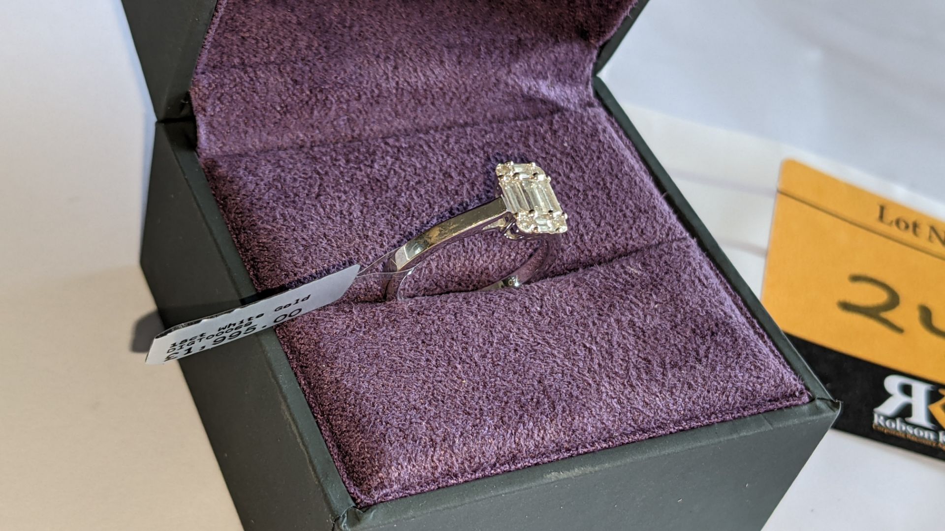 18ct white gold ring with 0.69ct of baguette & round diamonds. Includes certificate that relates to - Image 6 of 28
