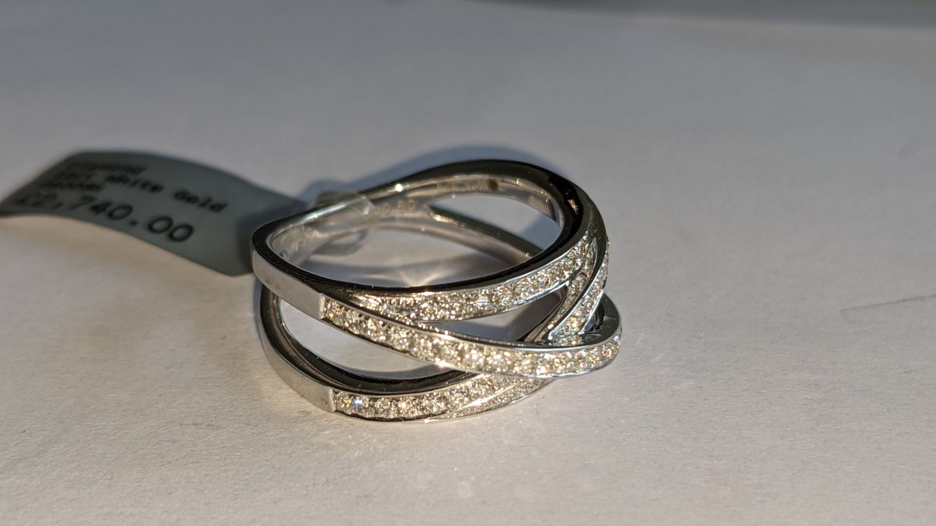 18ct white gold & diamond ring in crossover style. RRP £2,740 - Image 6 of 12