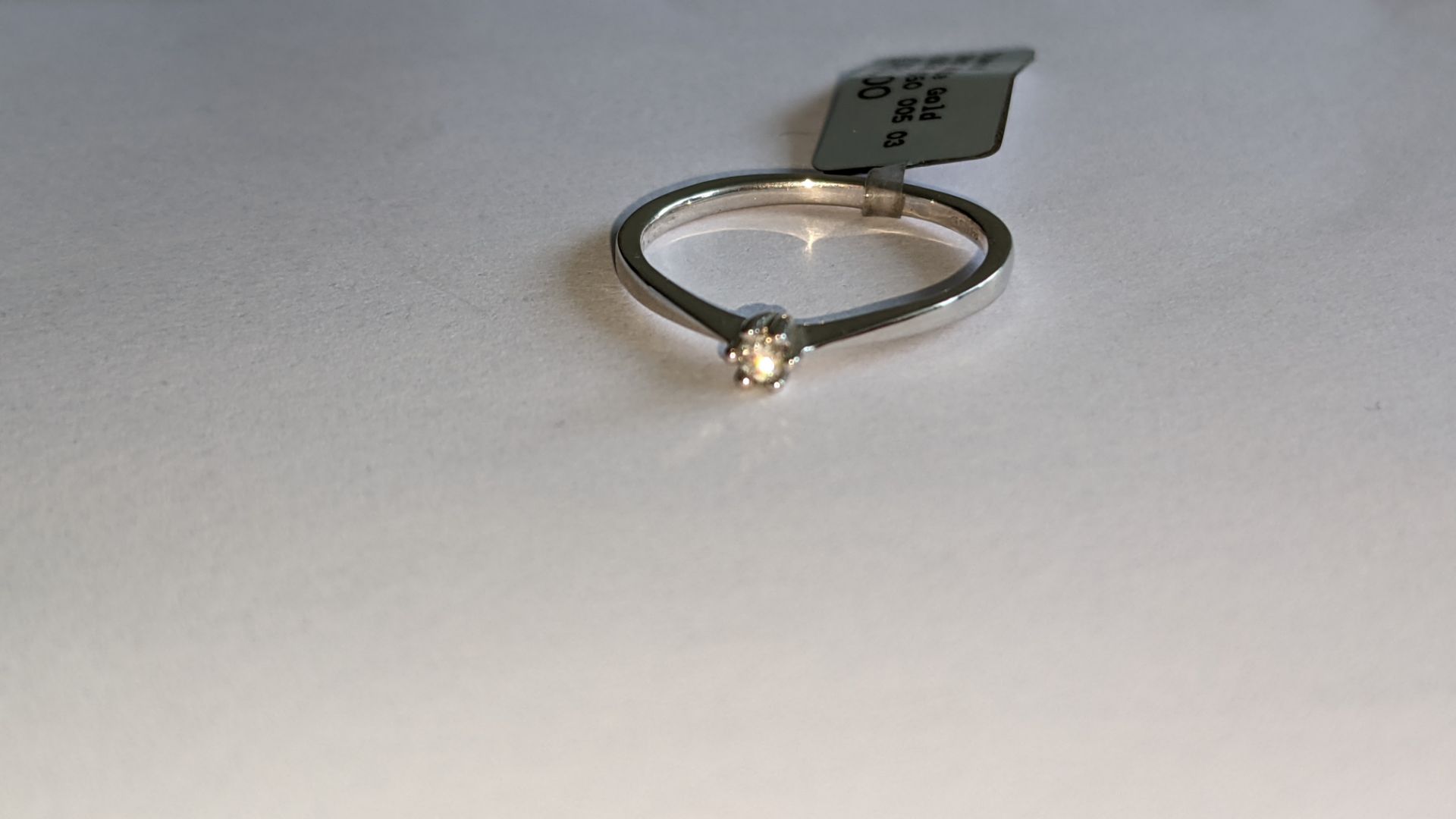 18ct white gold ring with central 0.05ct diamond. RRP £461 - Image 9 of 16