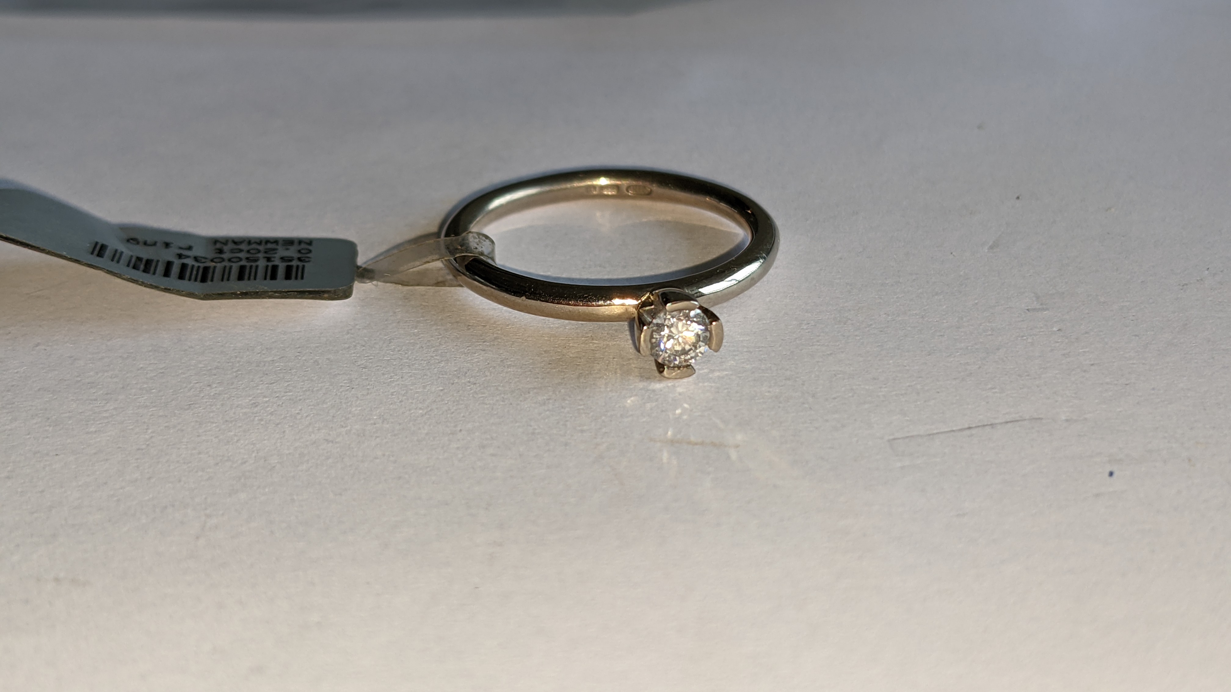 18ct white gold & diamond ring with centrally mounted 0.20ct stone. RRP £818 - Image 7 of 14