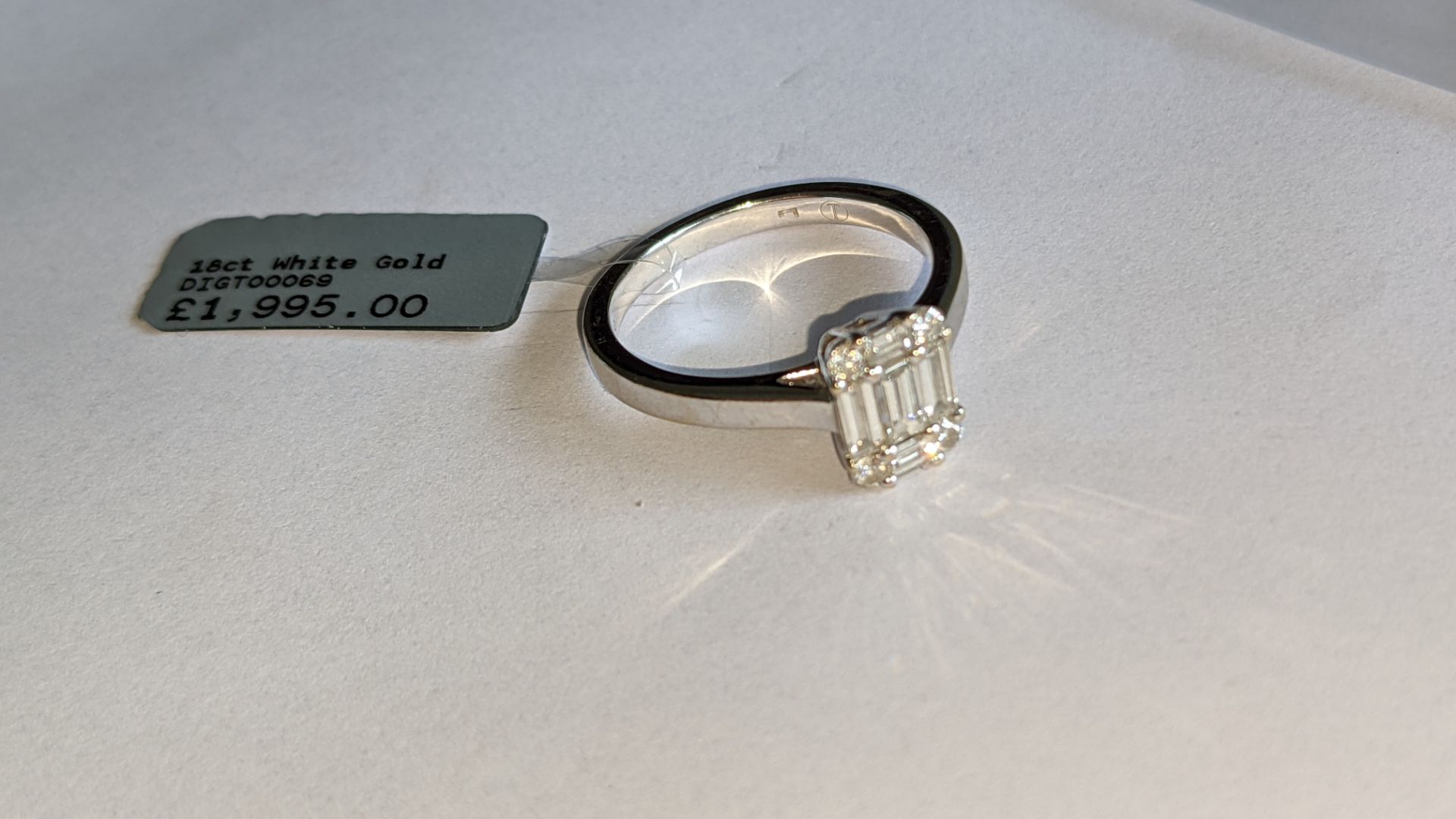 18ct white gold ring with 0.69ct of baguette & round diamonds. Includes certificate that relates to - Image 12 of 28