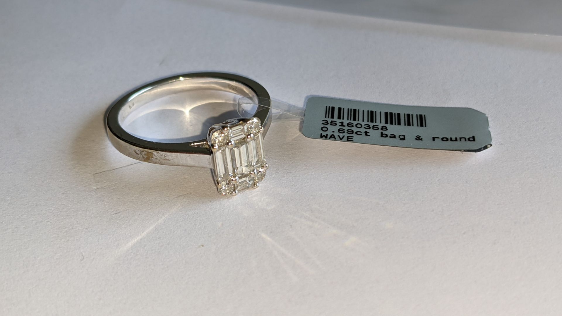 18ct white gold ring with 0.69ct of baguette & round diamonds. Includes certificate that relates to - Image 8 of 28