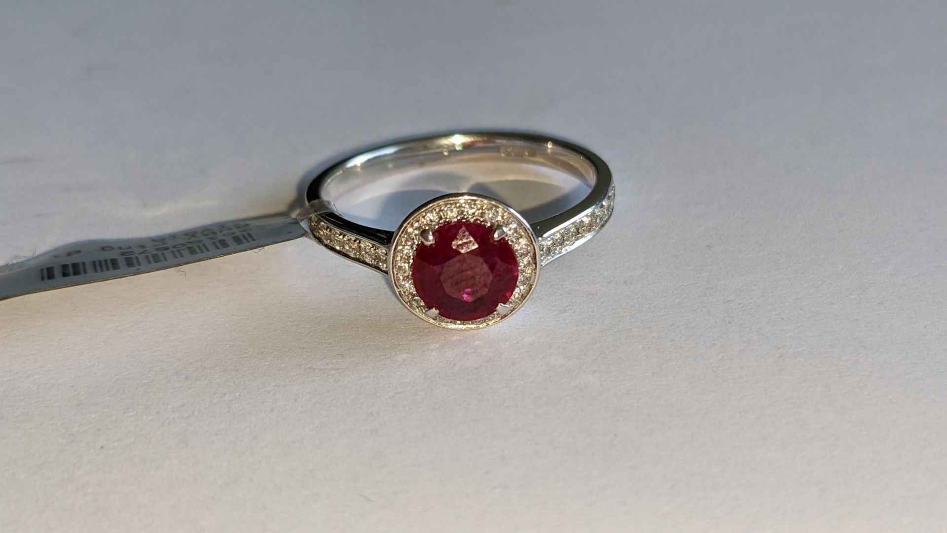 18ct white gold ring with central ruby & 0.27ct diamonds around the ruby & on each shoulder. RRP £2 - Image 5 of 14