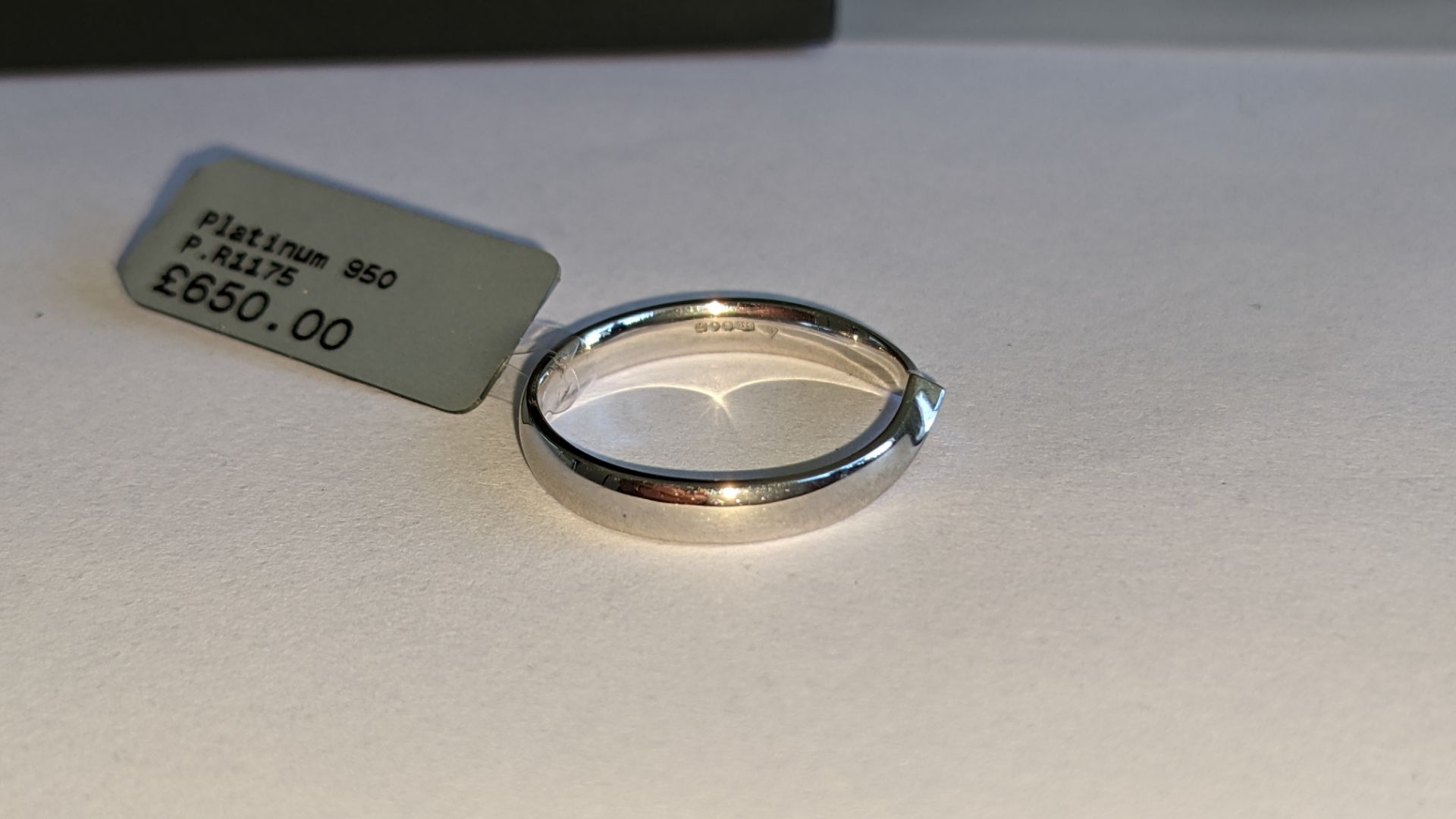 Platinum 950 ring with V-shaped design. RRP £650 - Image 10 of 16