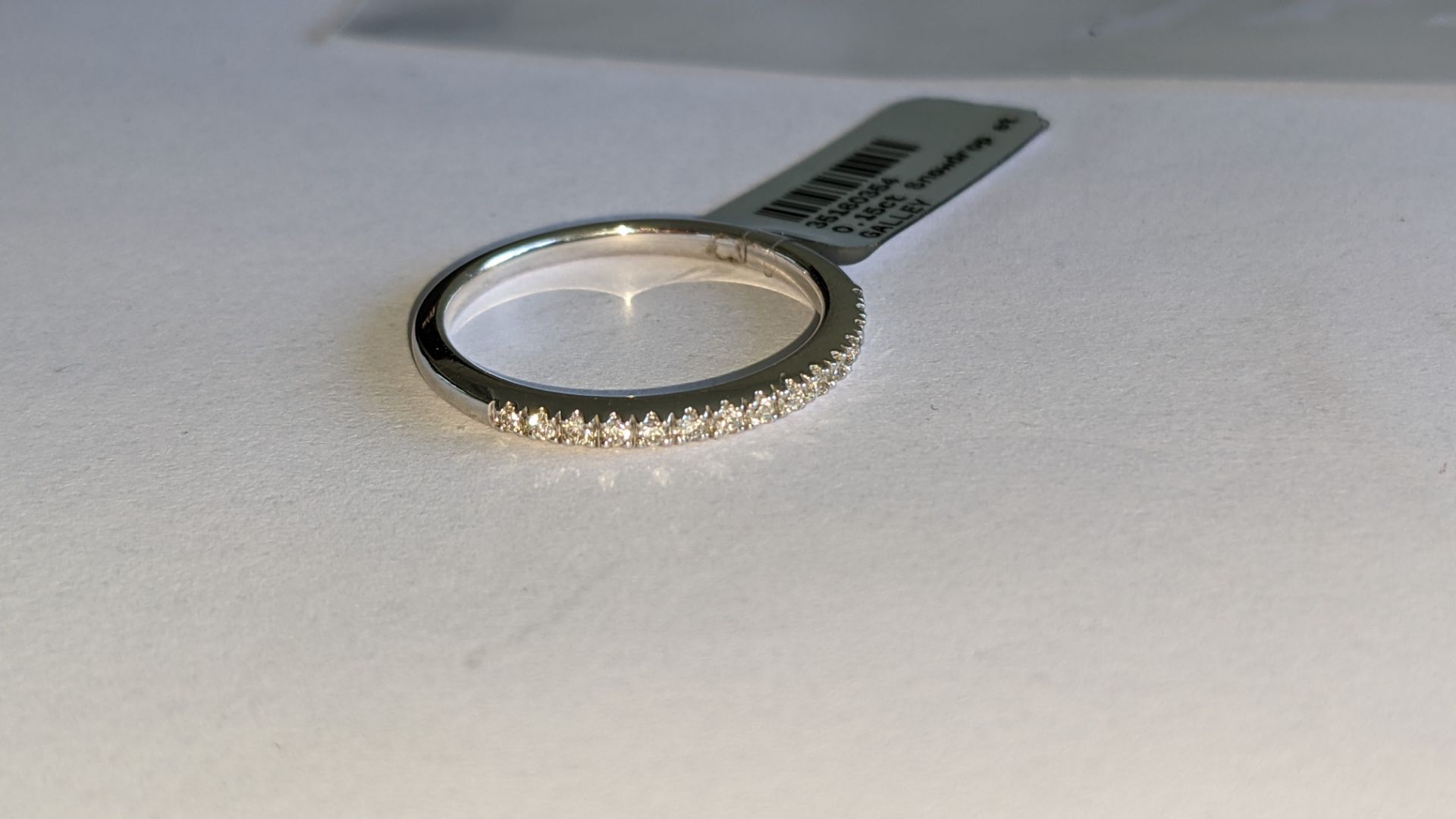 18ct white gold ring with 0.15ct of diamonds. RRP £850 - Image 9 of 22