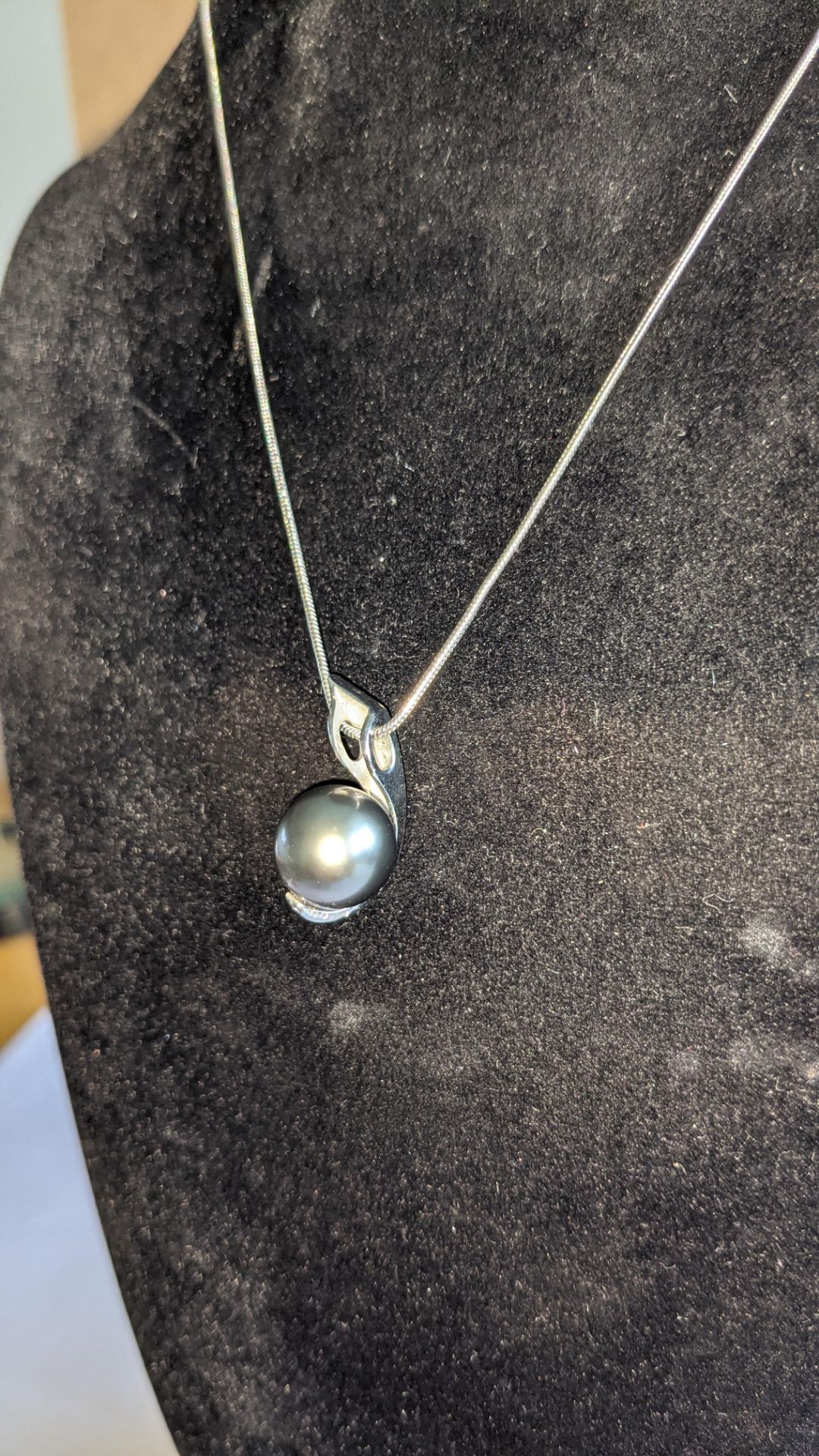 18ct white gold, diamond & Tahitian pendant & necklace set comprising pendant with central pearl & 0 - Image 16 of 17