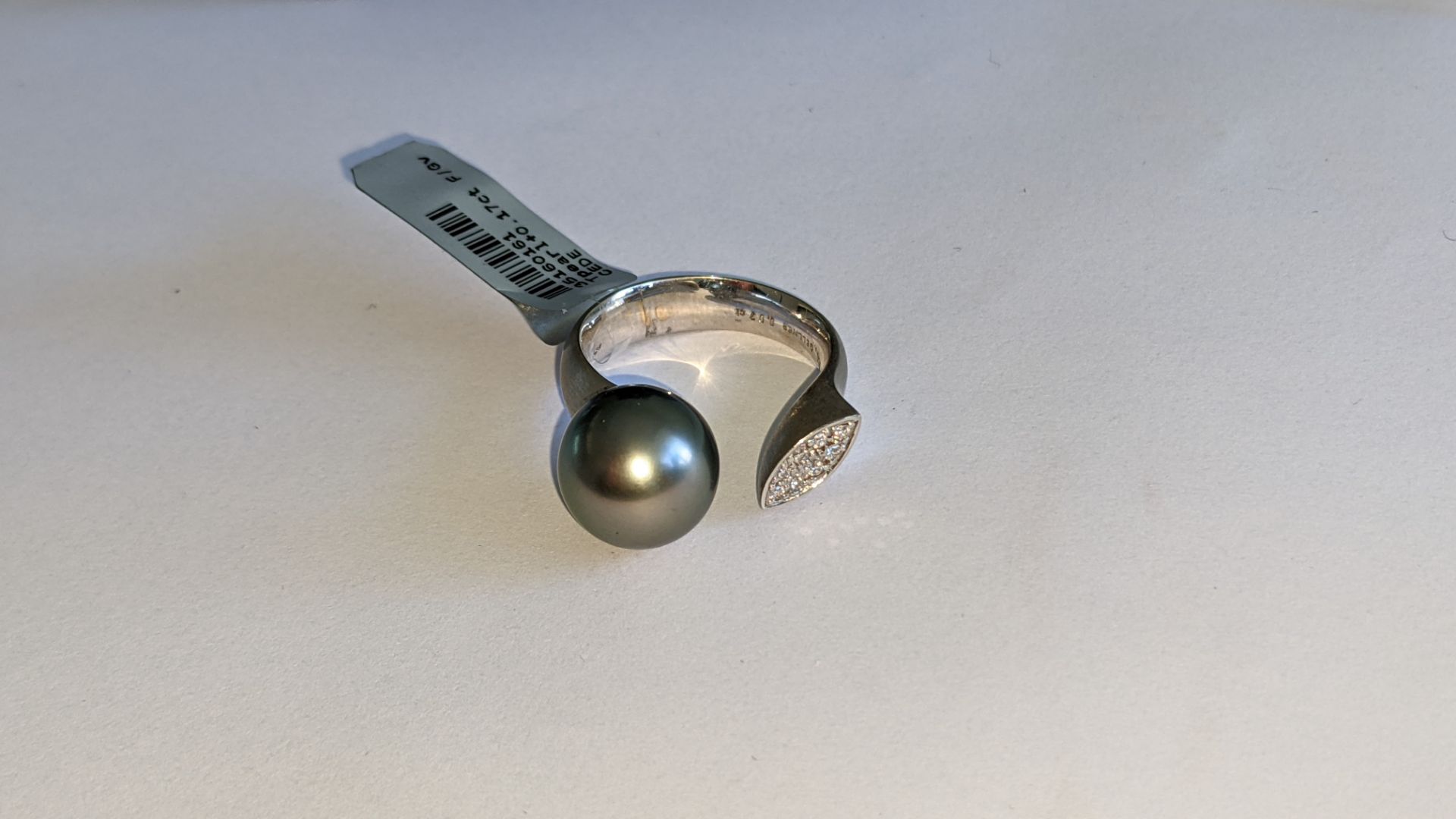 White gold, diamond & pearl ring with 0.17ct of diamonds at one end of the 18ct white gold ring & a - Image 11 of 16